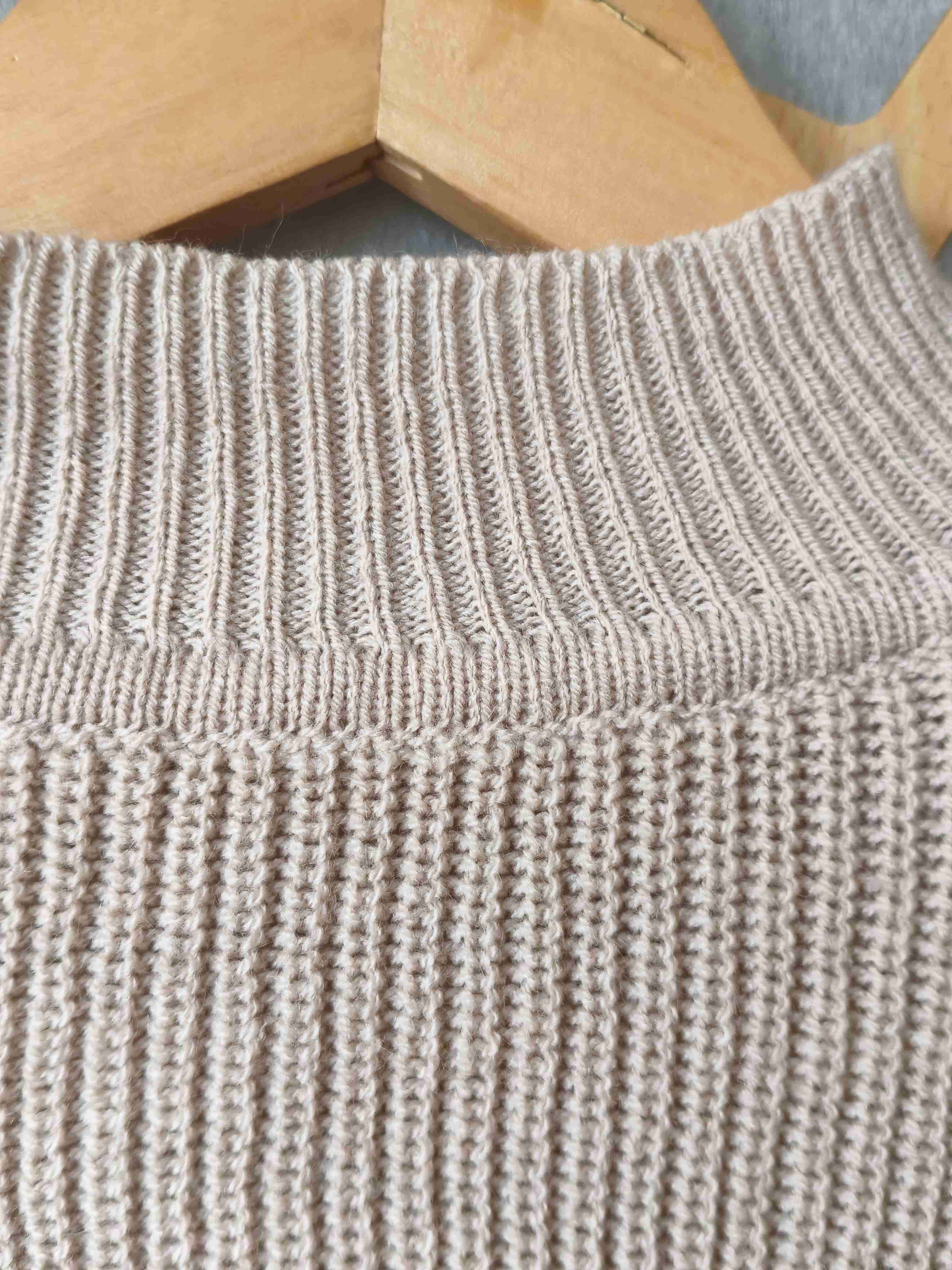 Suéter de cuello alto beige - miniatura 4