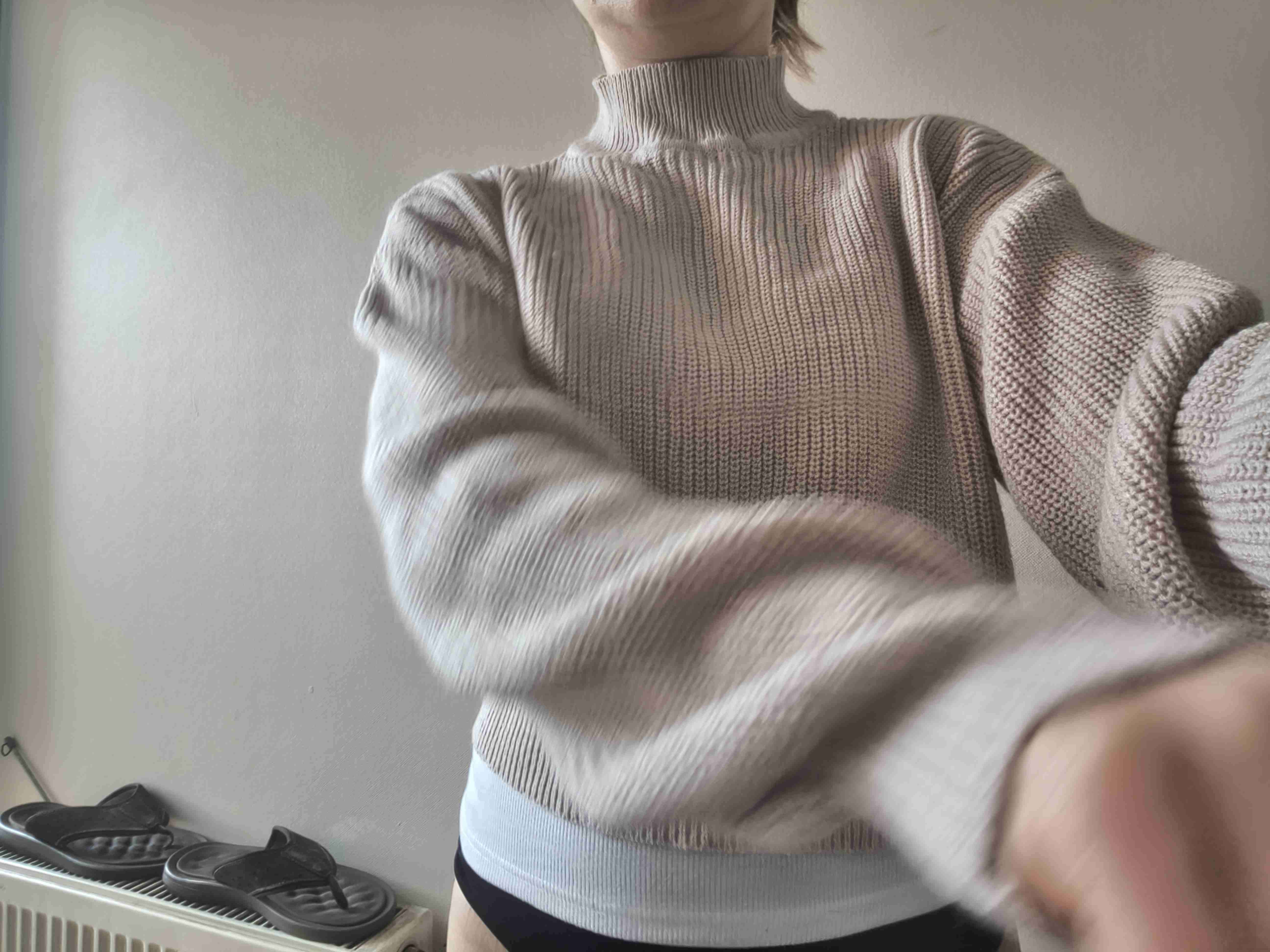 Suéter de cuello alto beige - miniatura 5