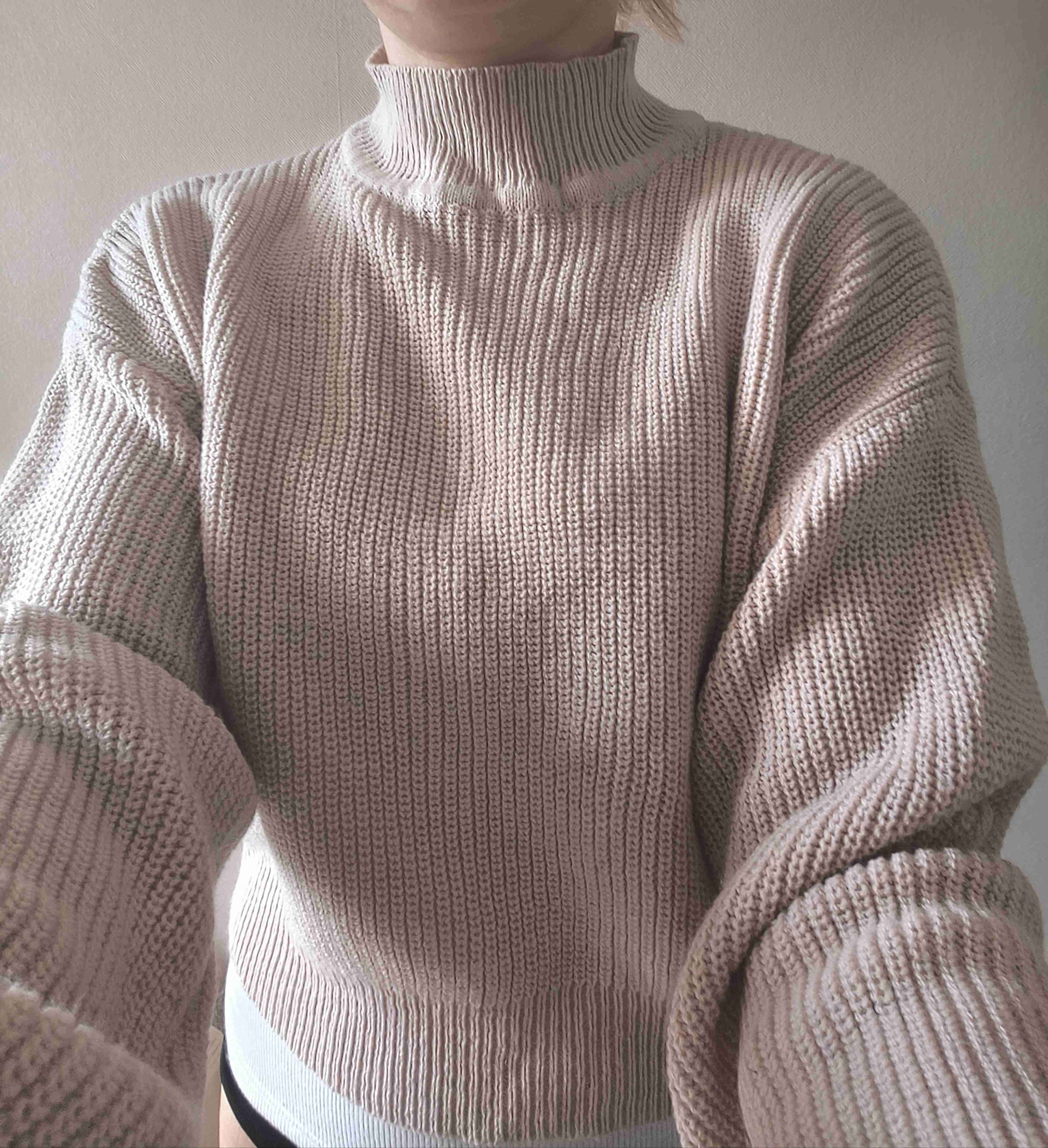 Suéter de cuello alto beige - miniatura 6