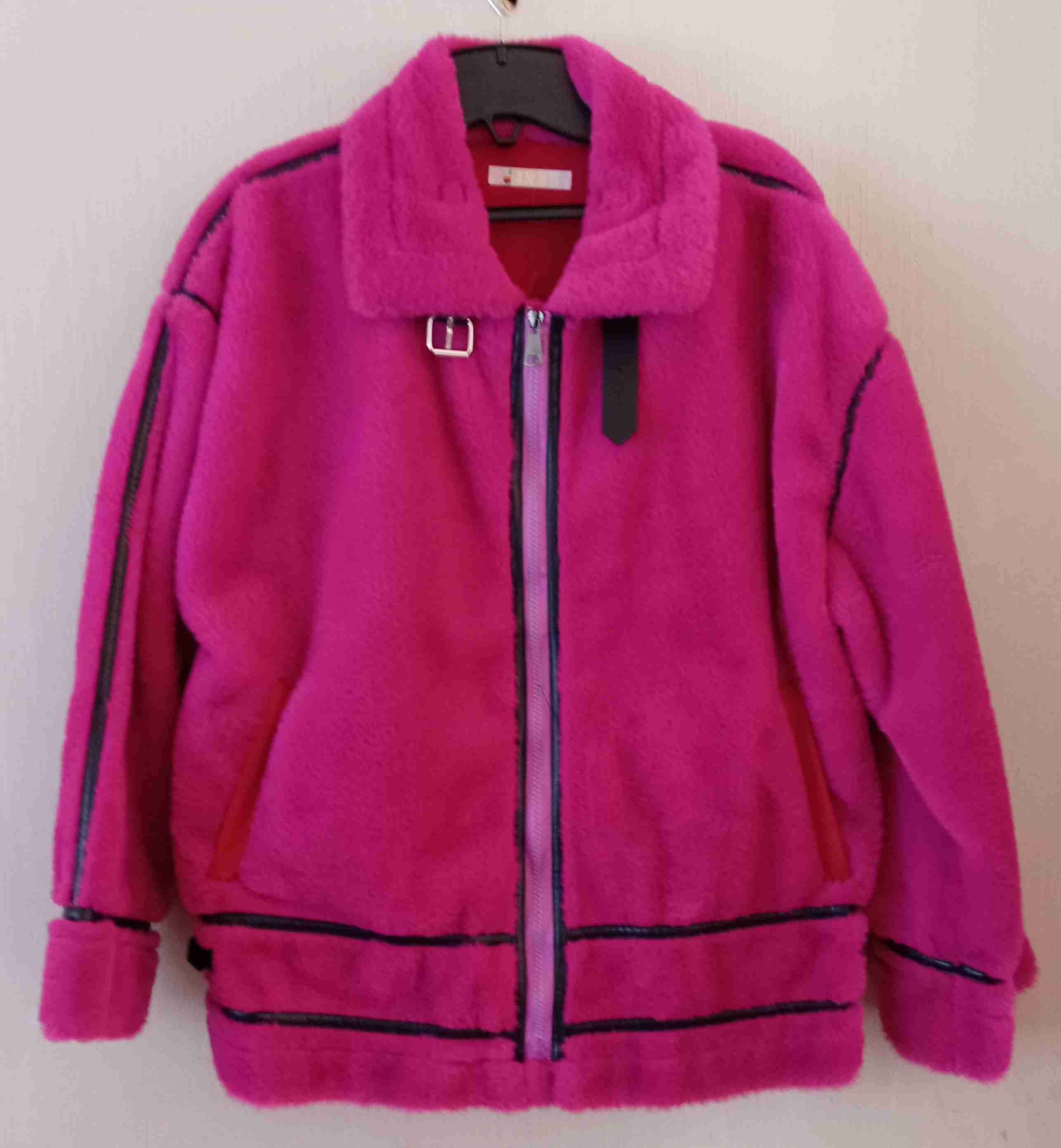 Chaqueta de piel rosada