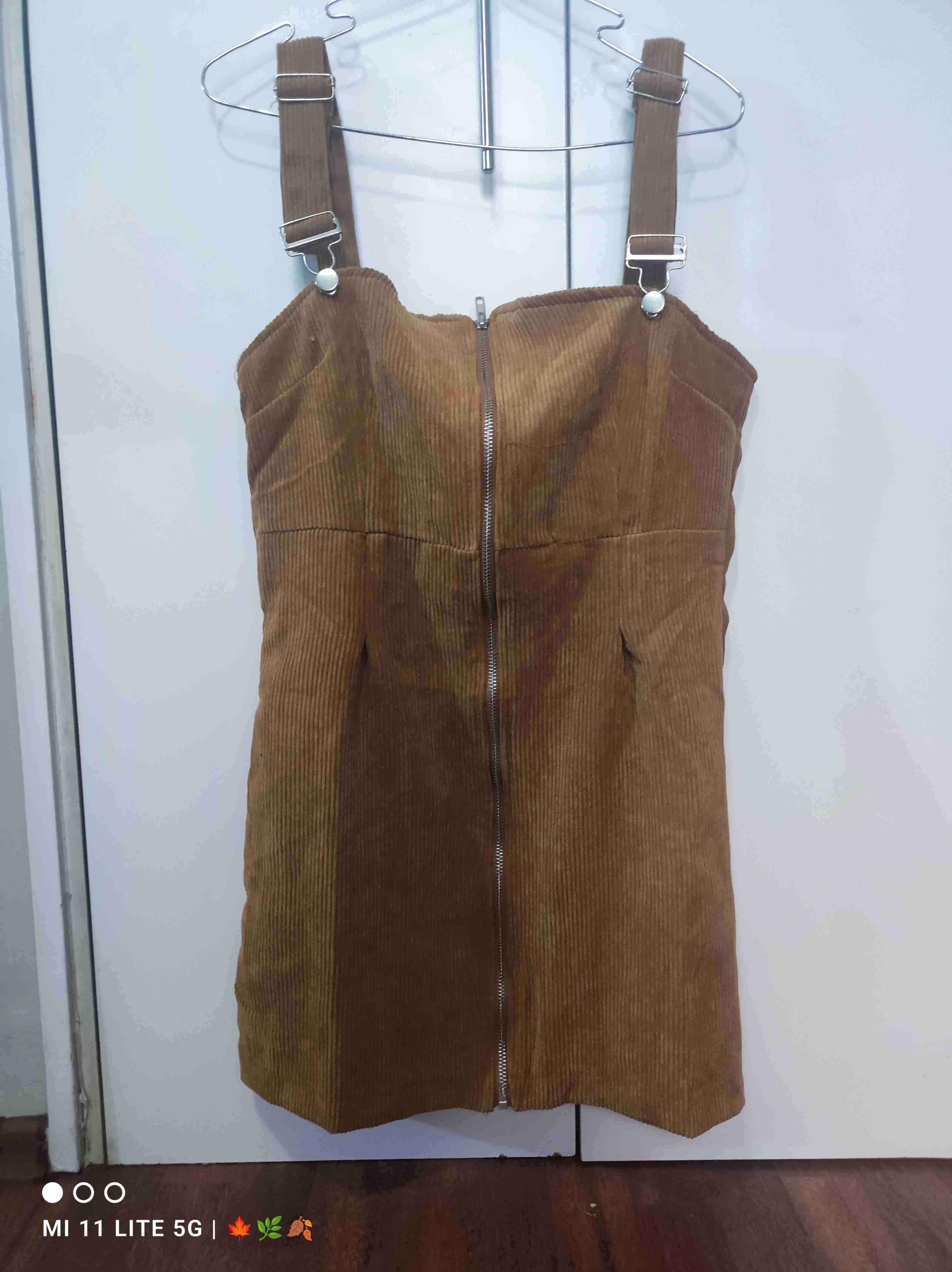 Vestido corto marrón con tirantes