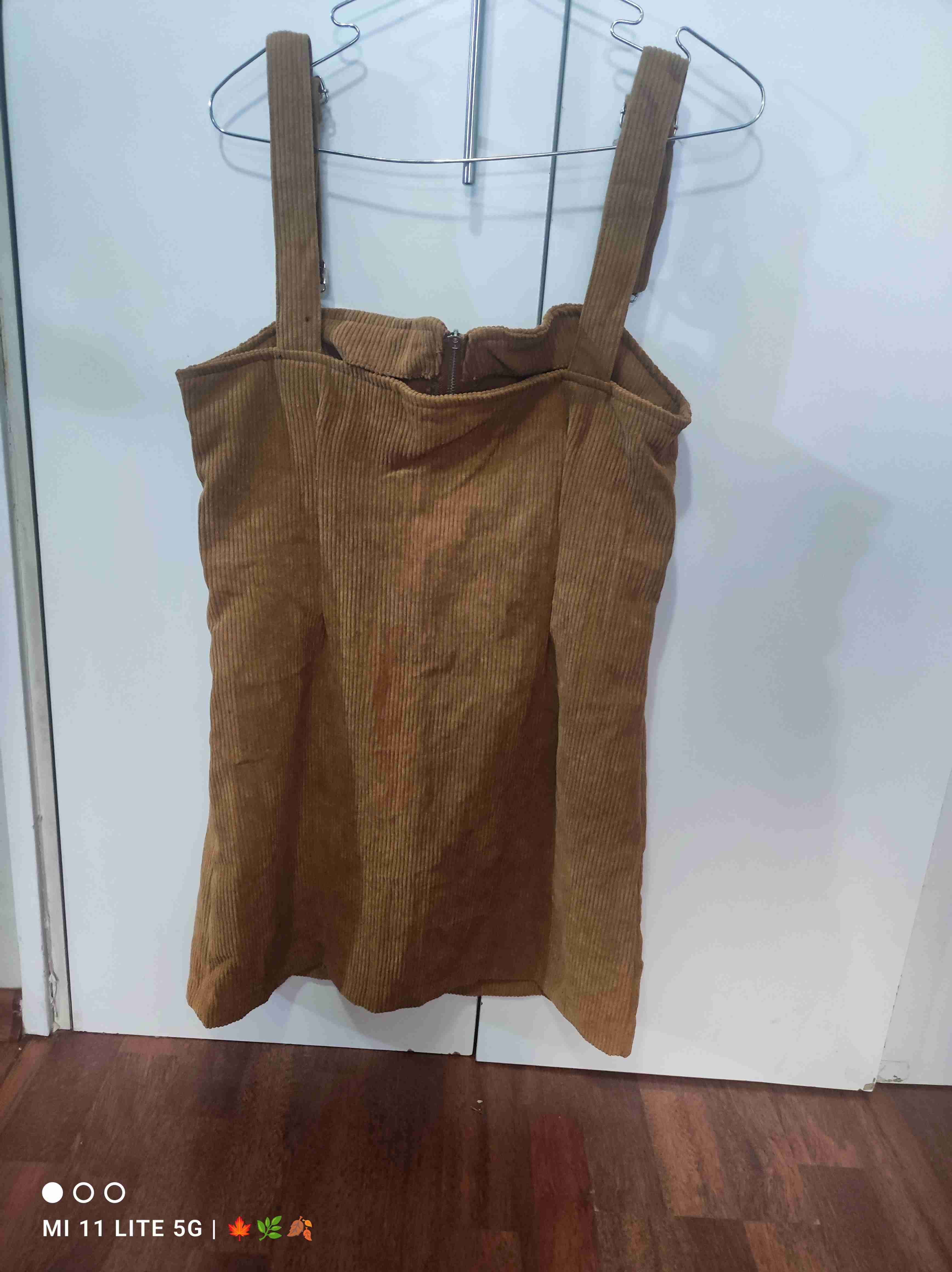 Vestido corto marrón con tirantes - miniatura 2