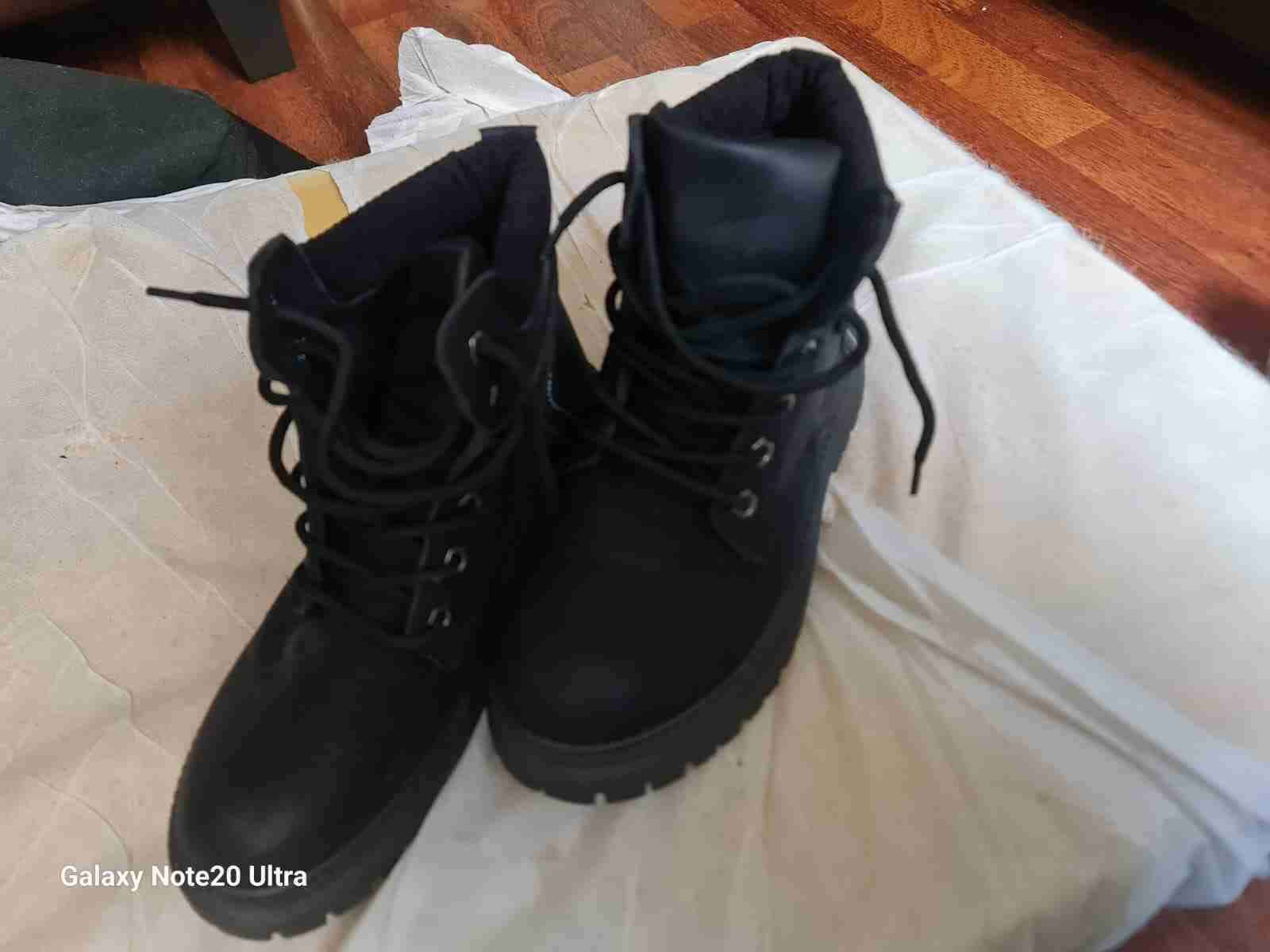 Botas negras con cordones