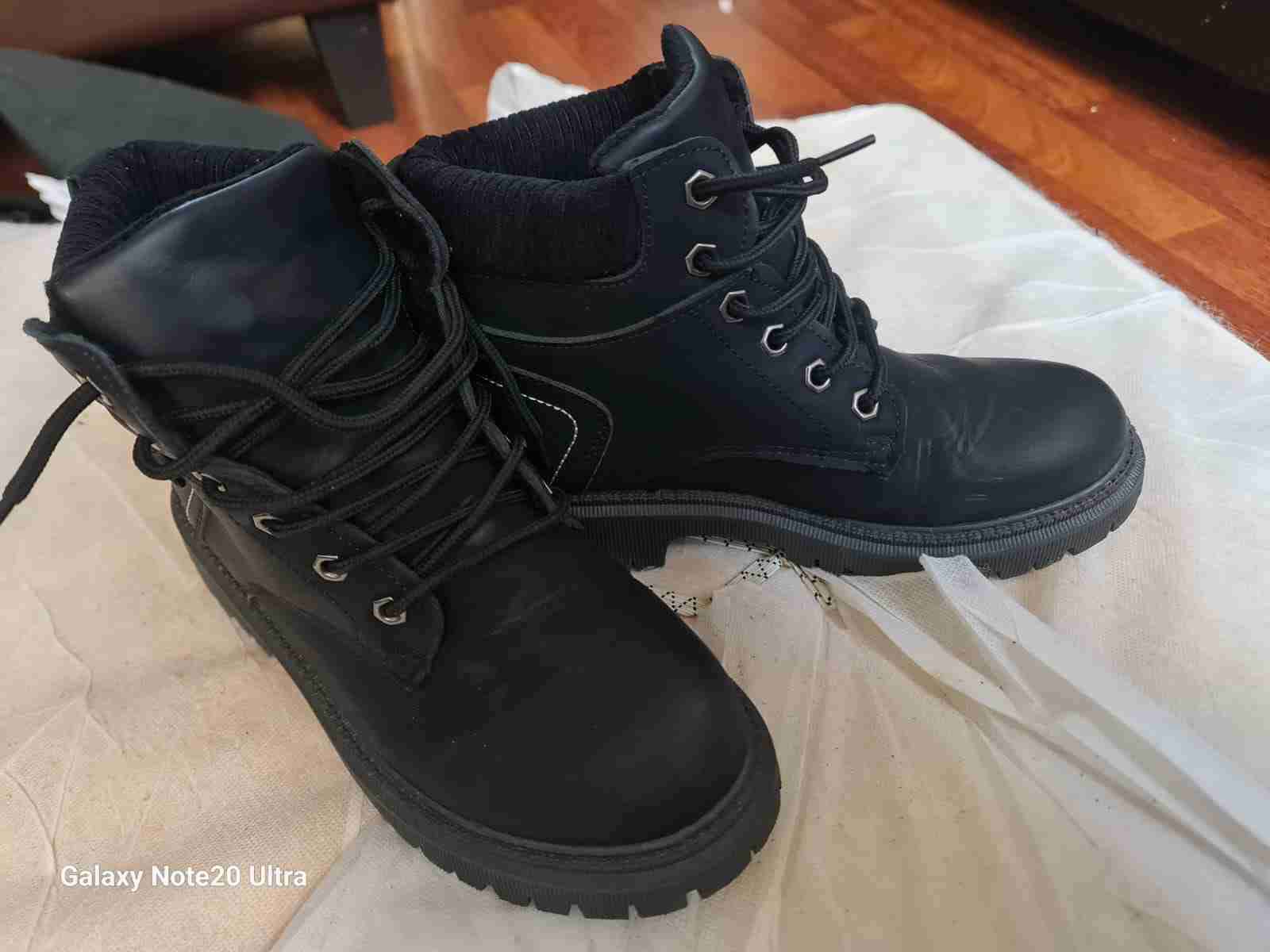 Botas negras con cordones - miniatura 2