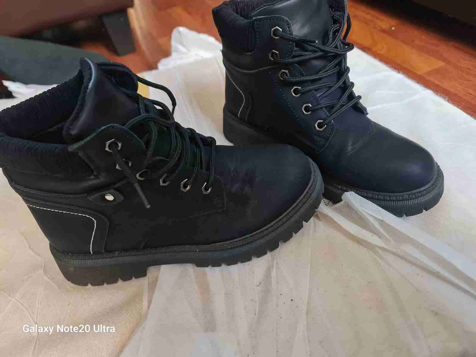 Botas negras con cordones - miniatura 3