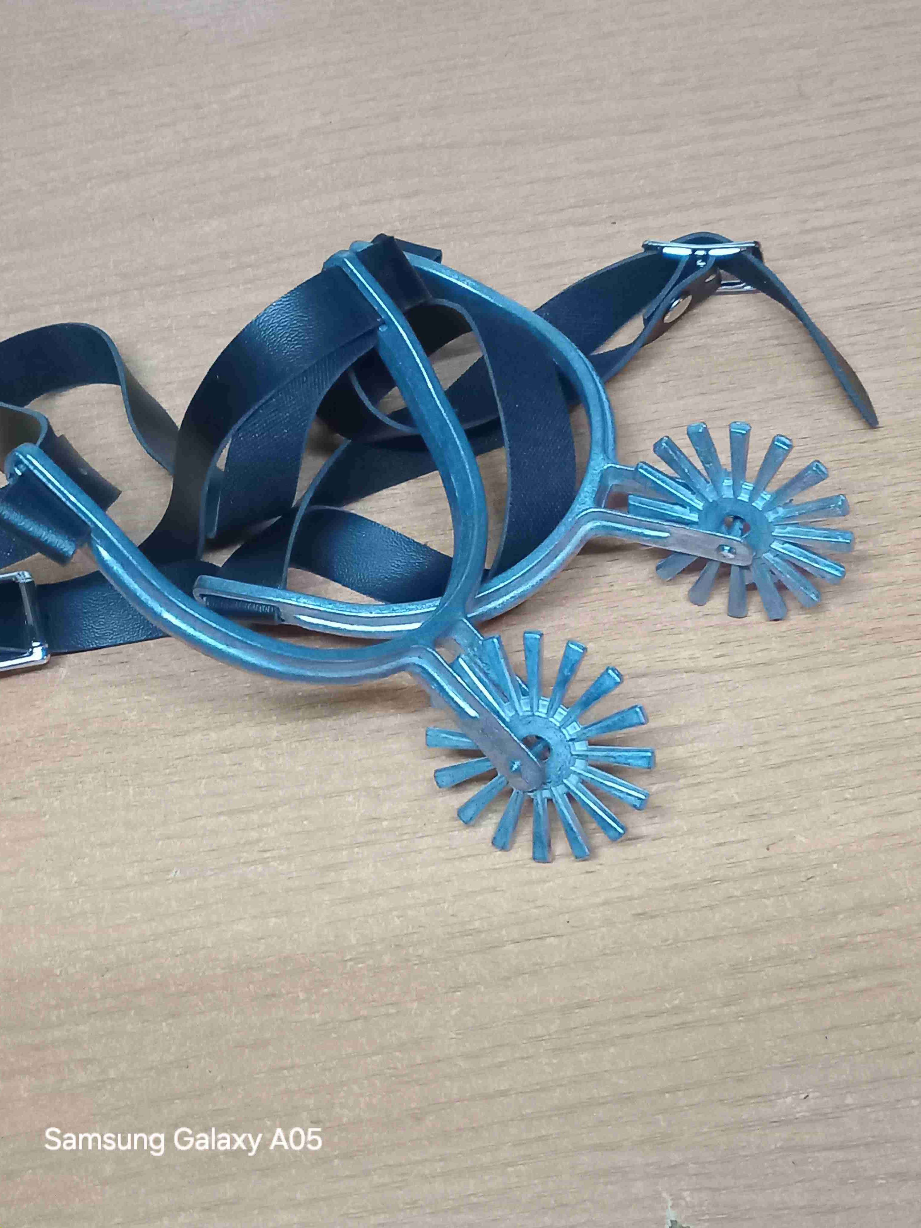 Espuelas de metal con correas