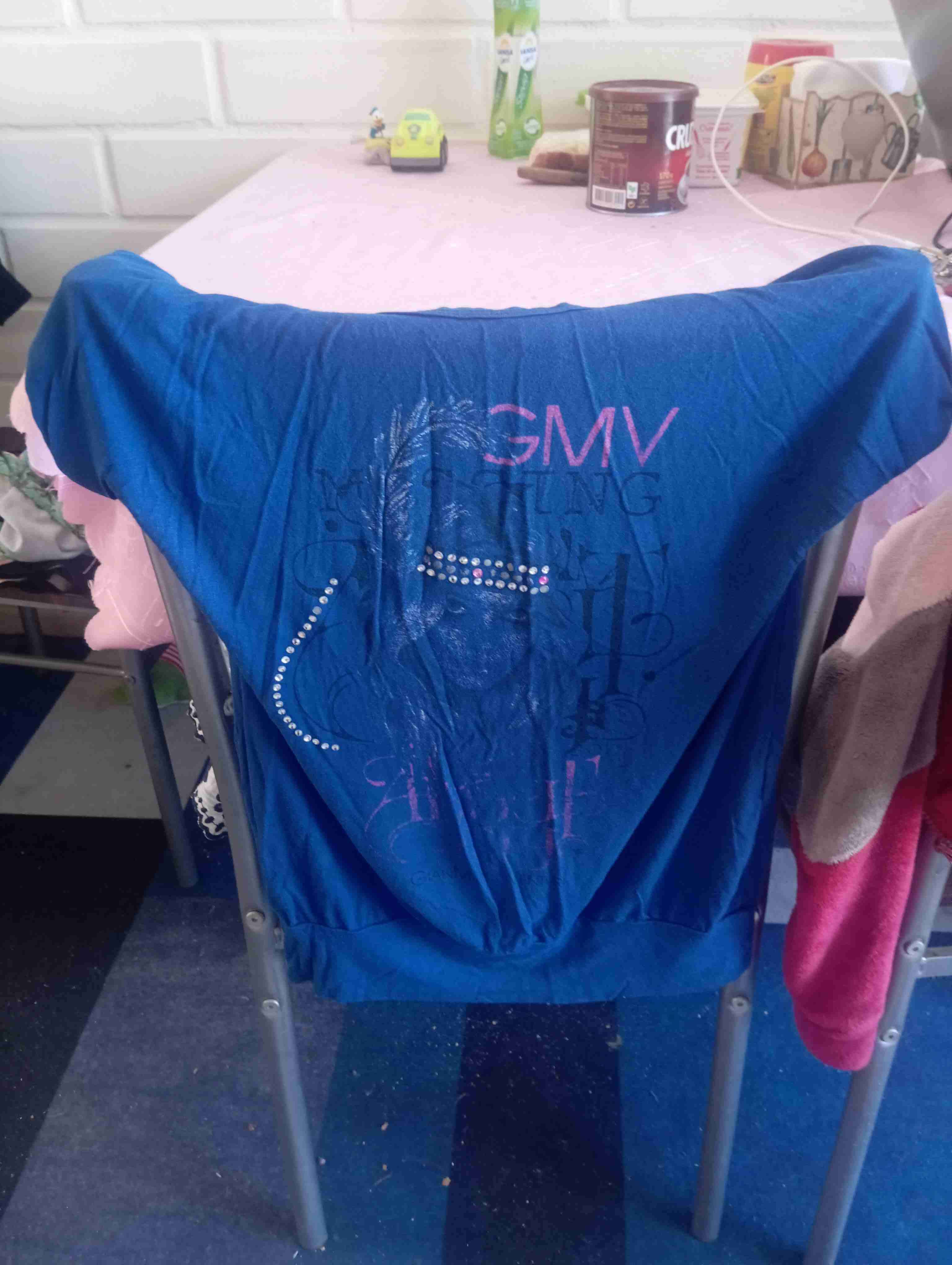 Polera azul con diseño brillante talla M