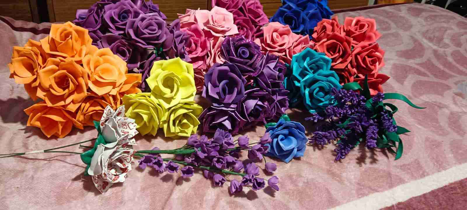 Flores artificiales coloridas