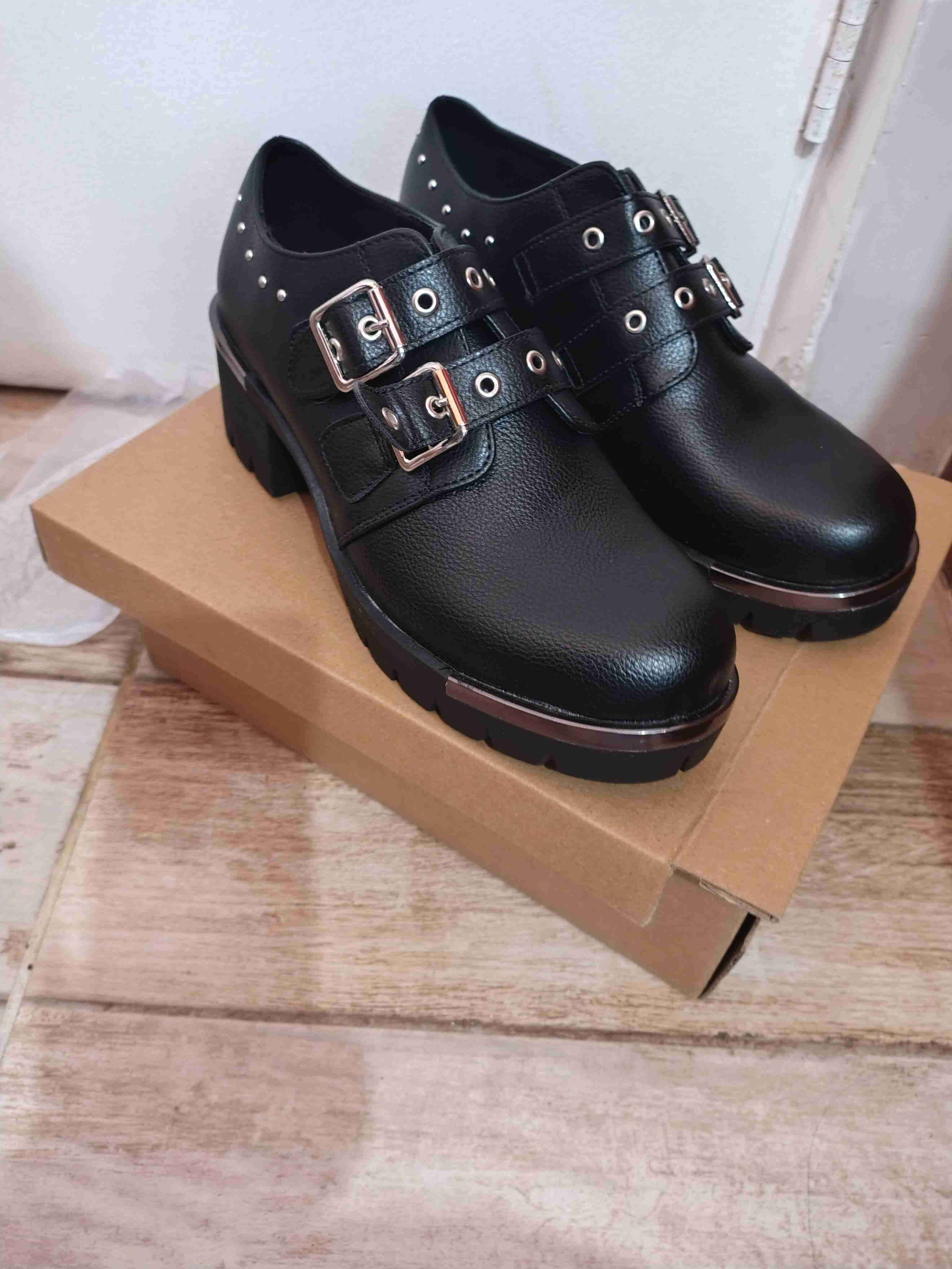 Zapatos negros con doble hebilla