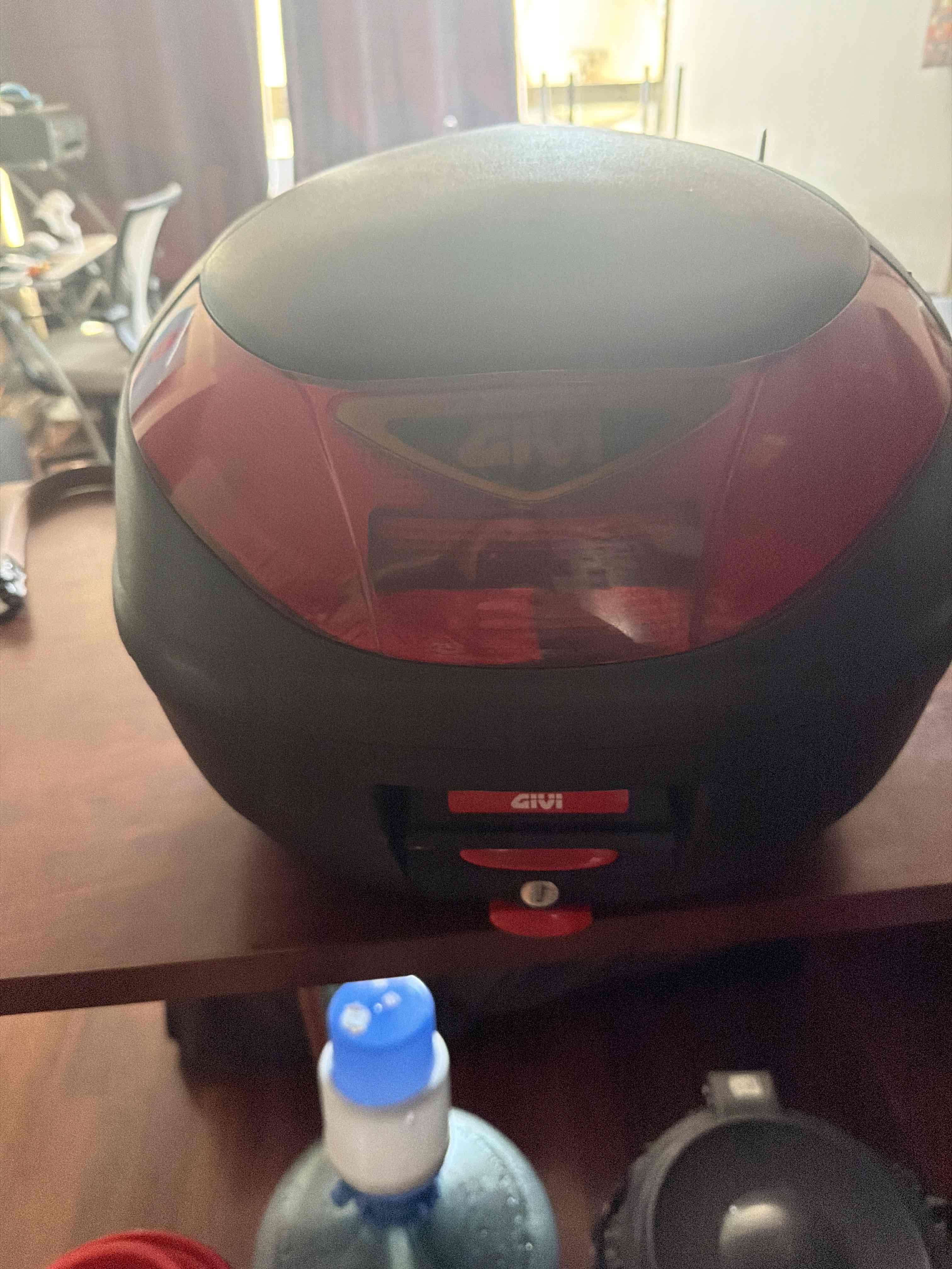 Baúl negro para moto - miniatura 2