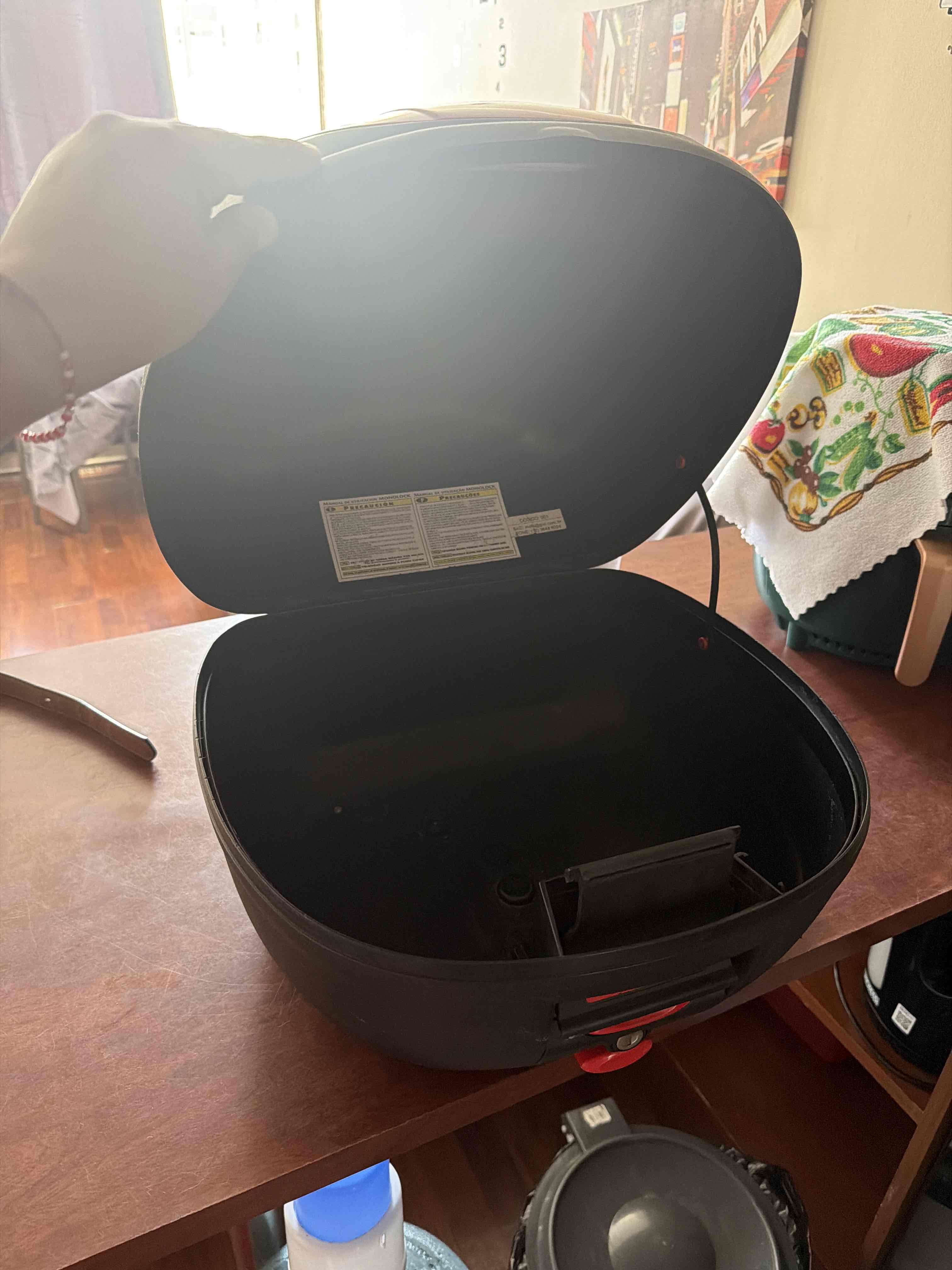 Baúl negro para moto - miniatura 3