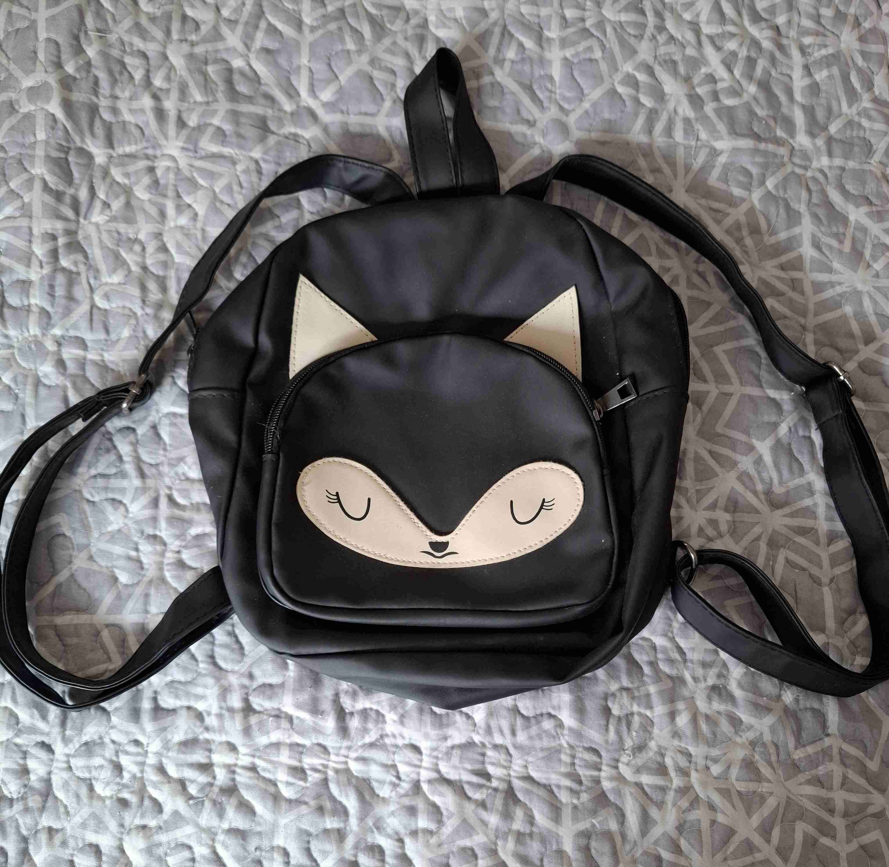 Mochila negra con diseño de zorro