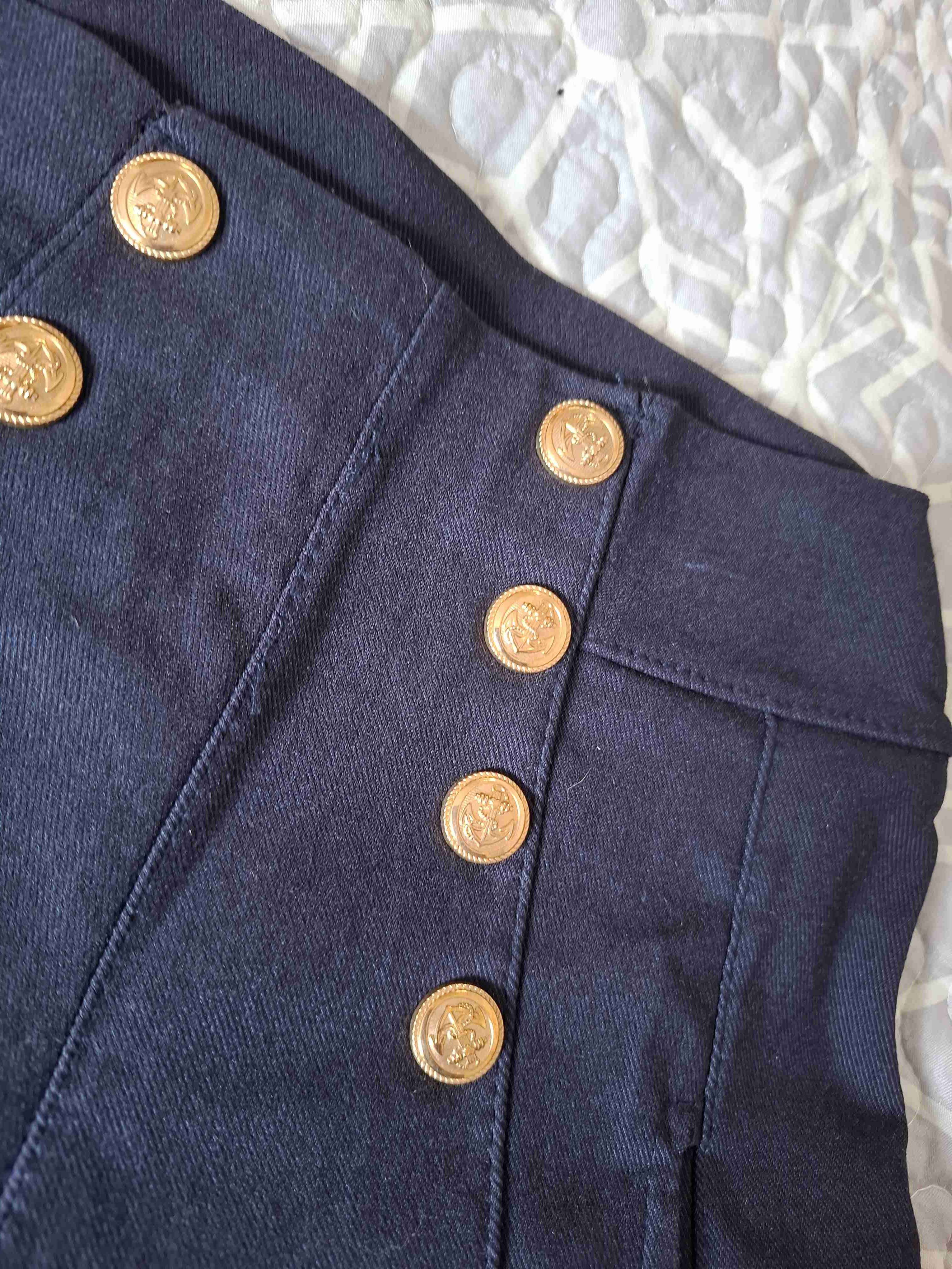 Shorts oscuros con botones dorados - miniatura 2