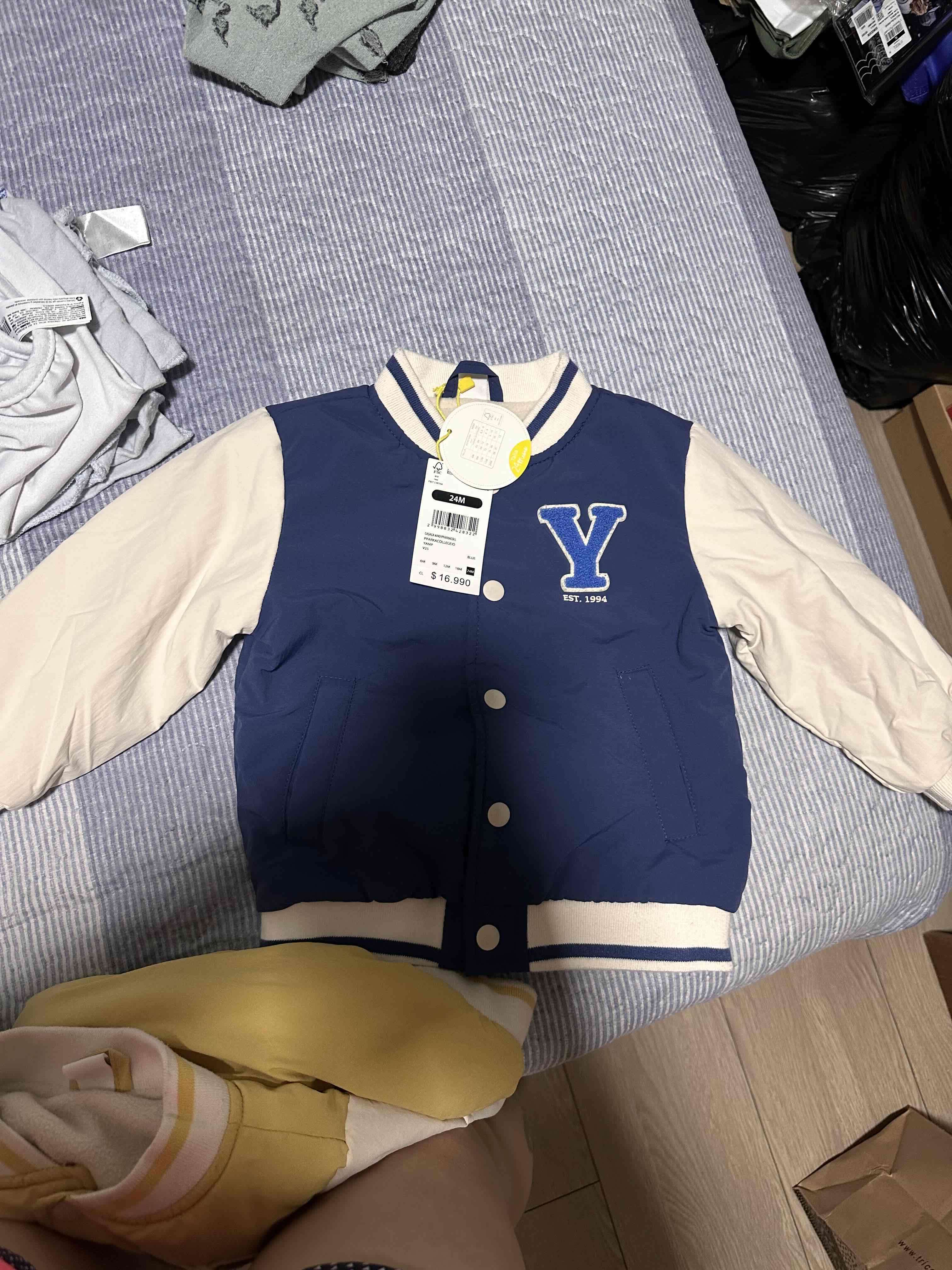 Chaqueta varsity azul y beige 24 M