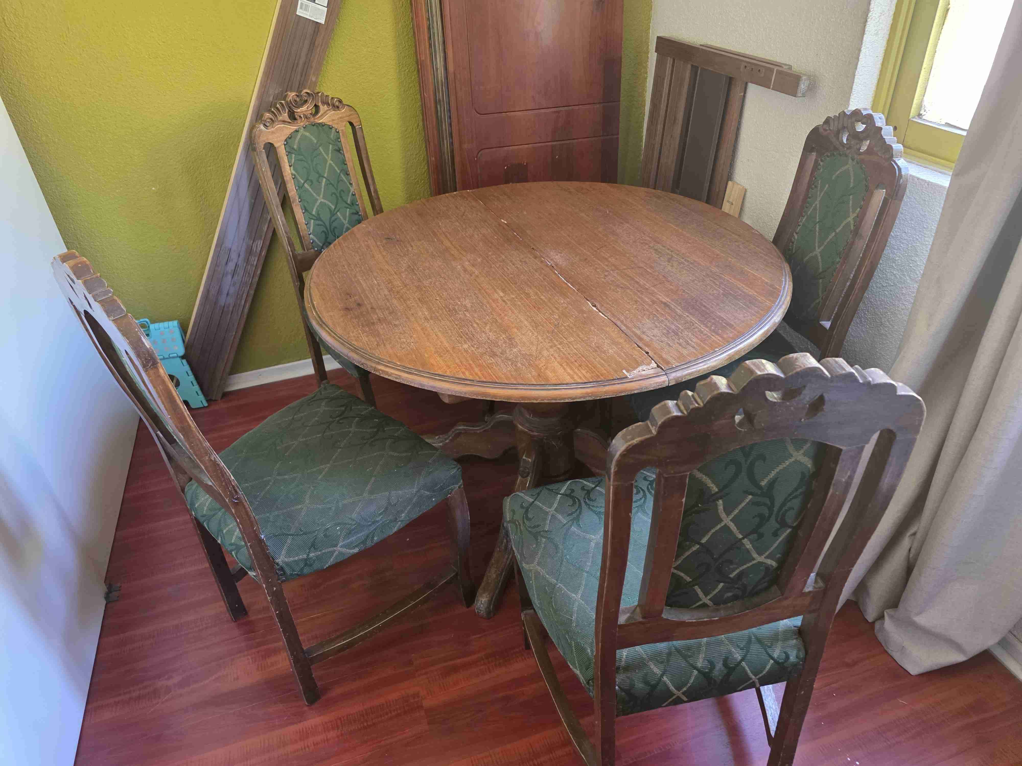 Mesa redonda con 4 sillas - miniatura 2