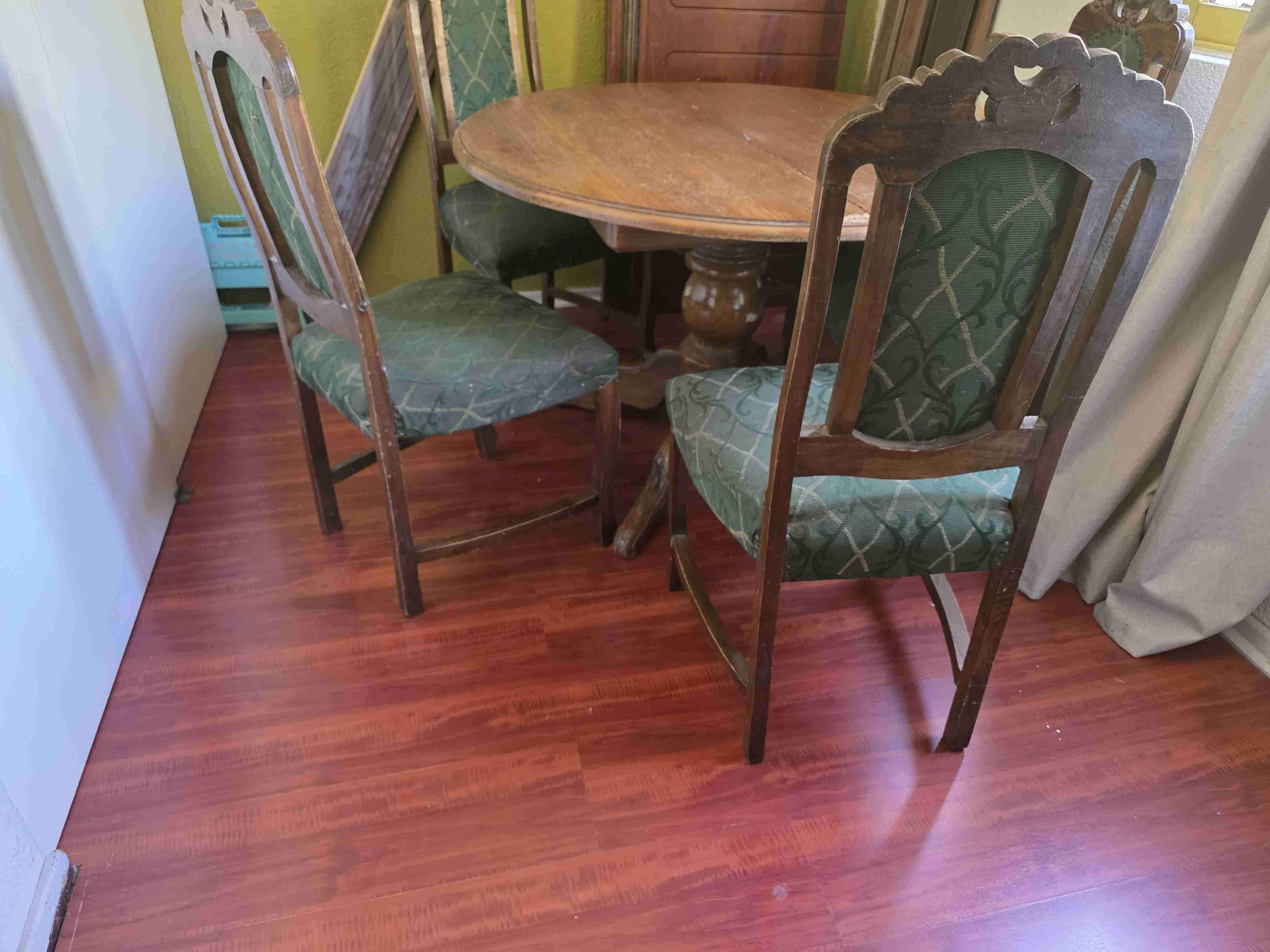 Mesa redonda con 4 sillas - miniatura 3