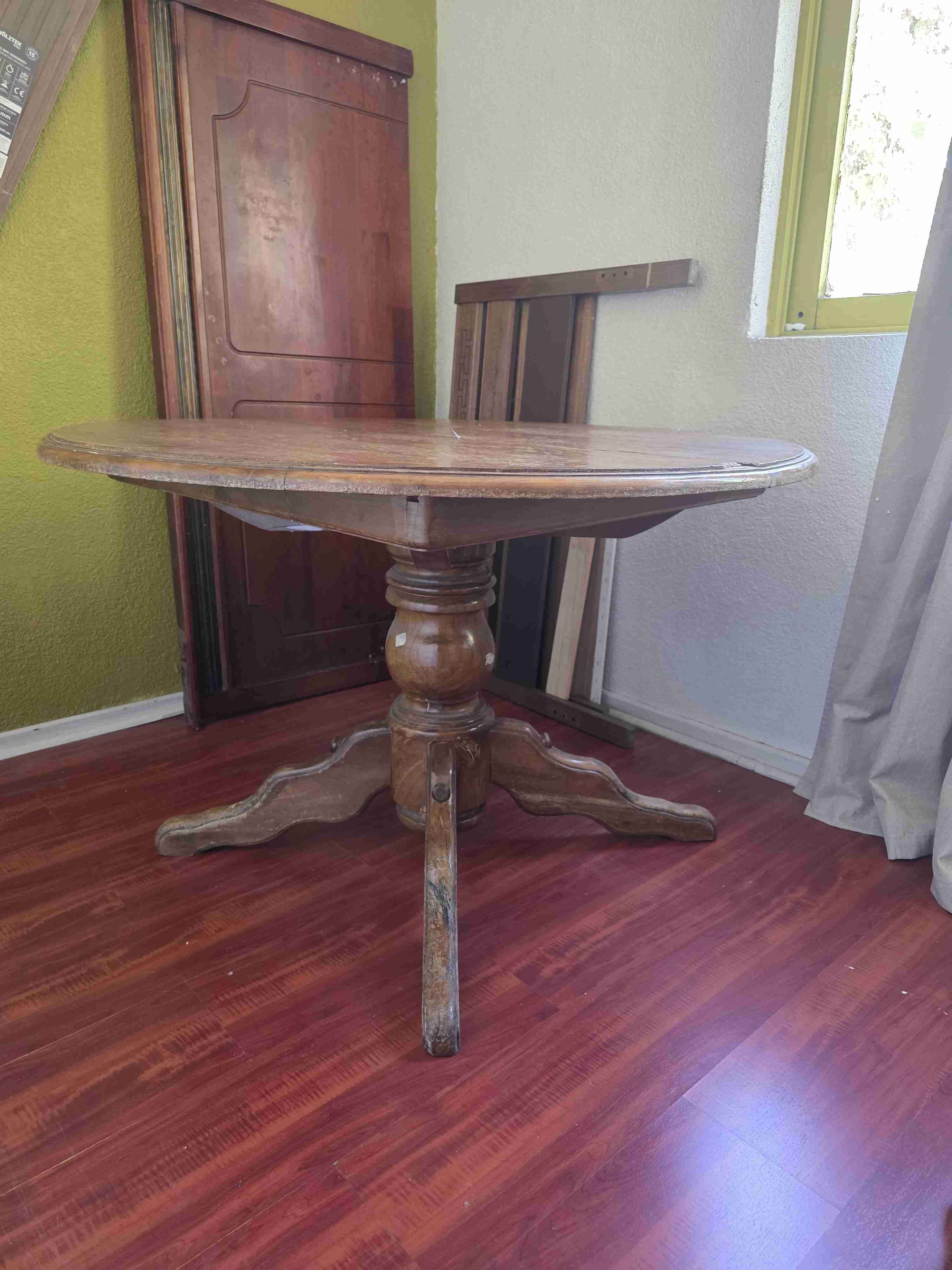 Mesa redonda con 4 sillas - miniatura 5