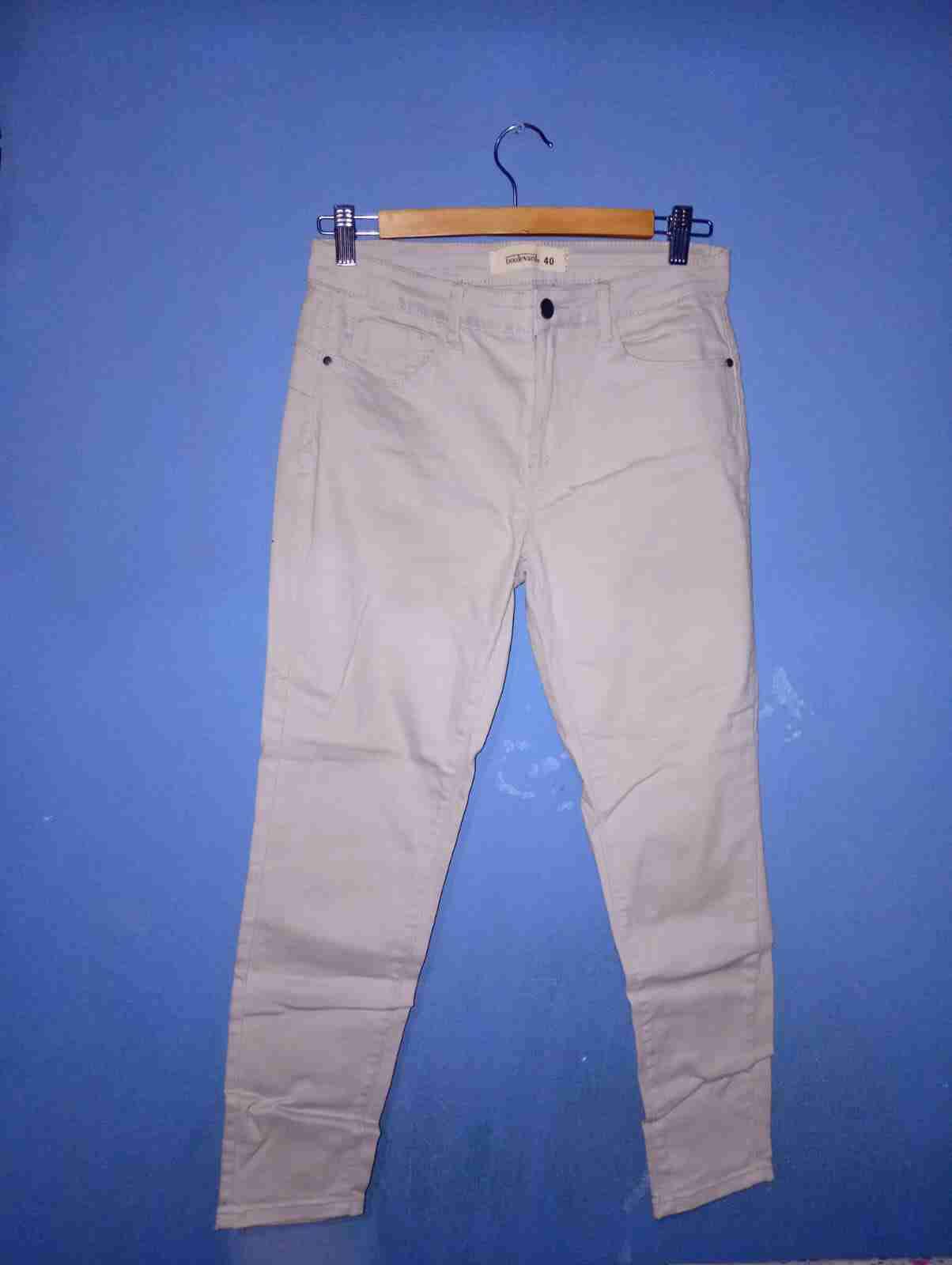 Pantalones beige casuales talla 40