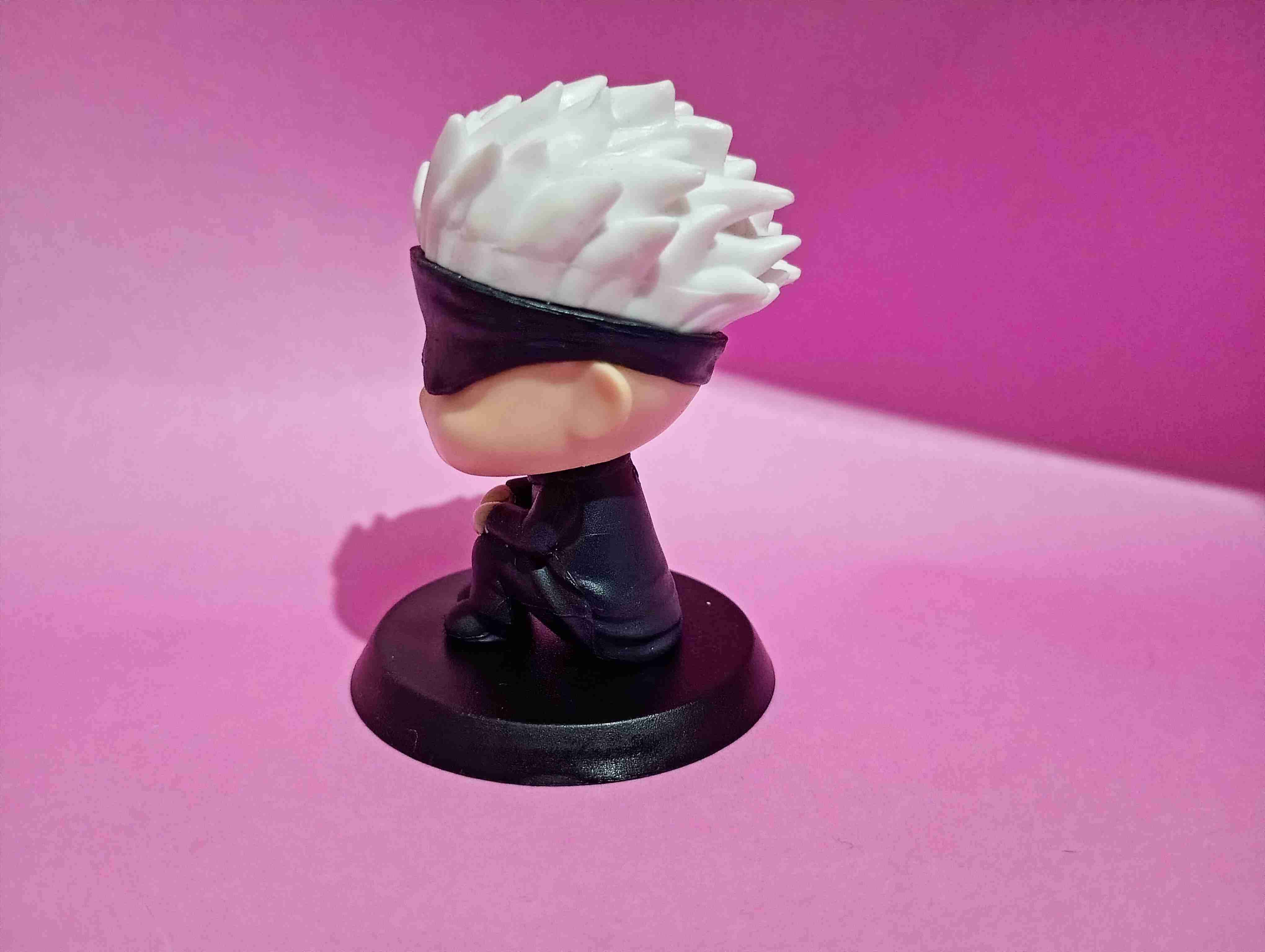 Figura de gojo del anime jujutsu kaisen - miniatura 2