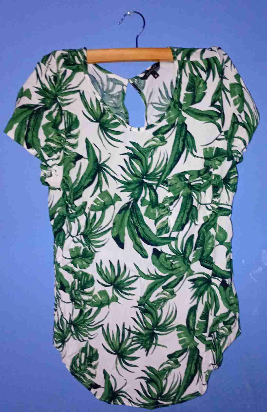 Blusa de hojas verdes