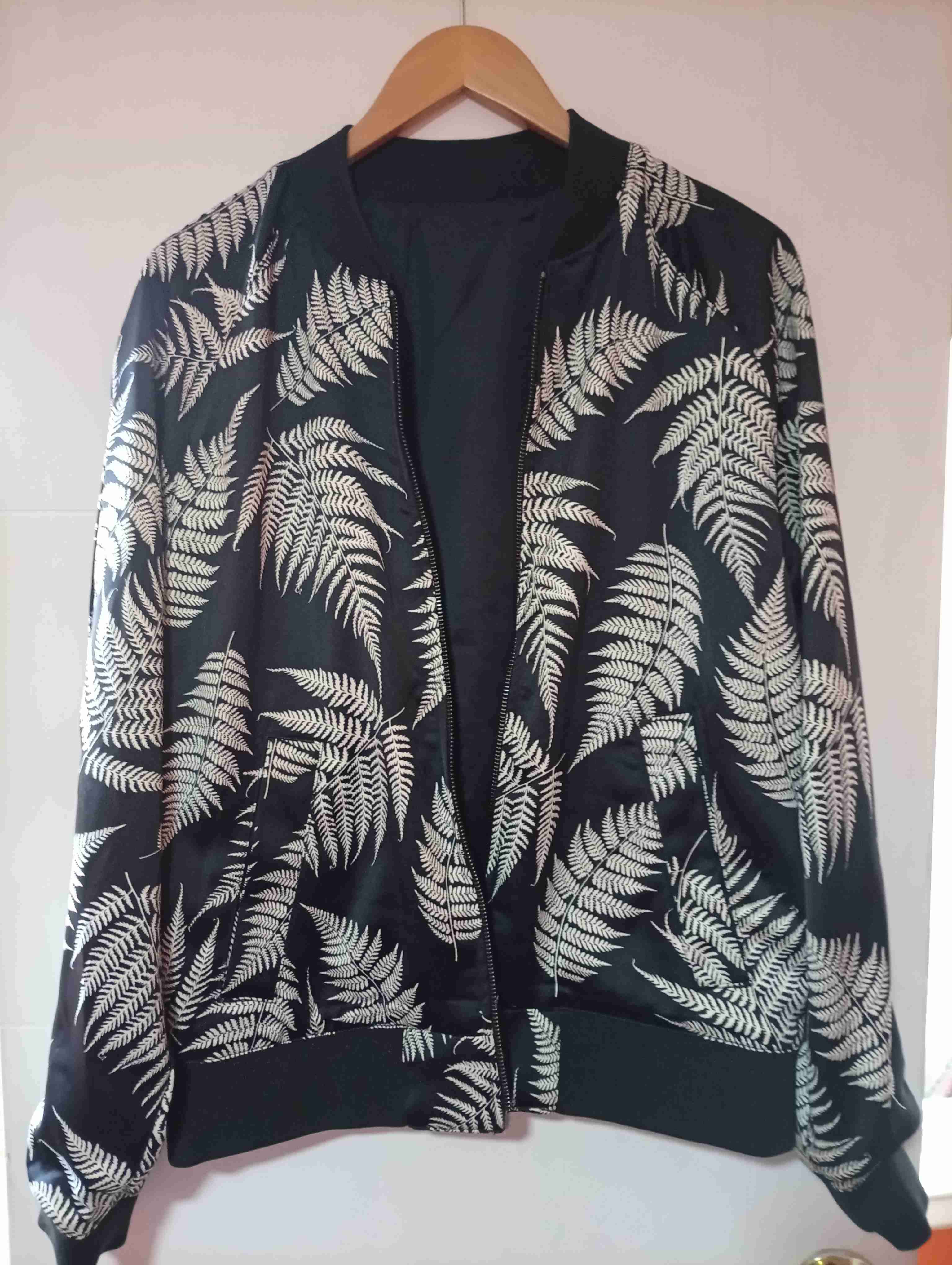 Chaqueta bomber negra con hojas