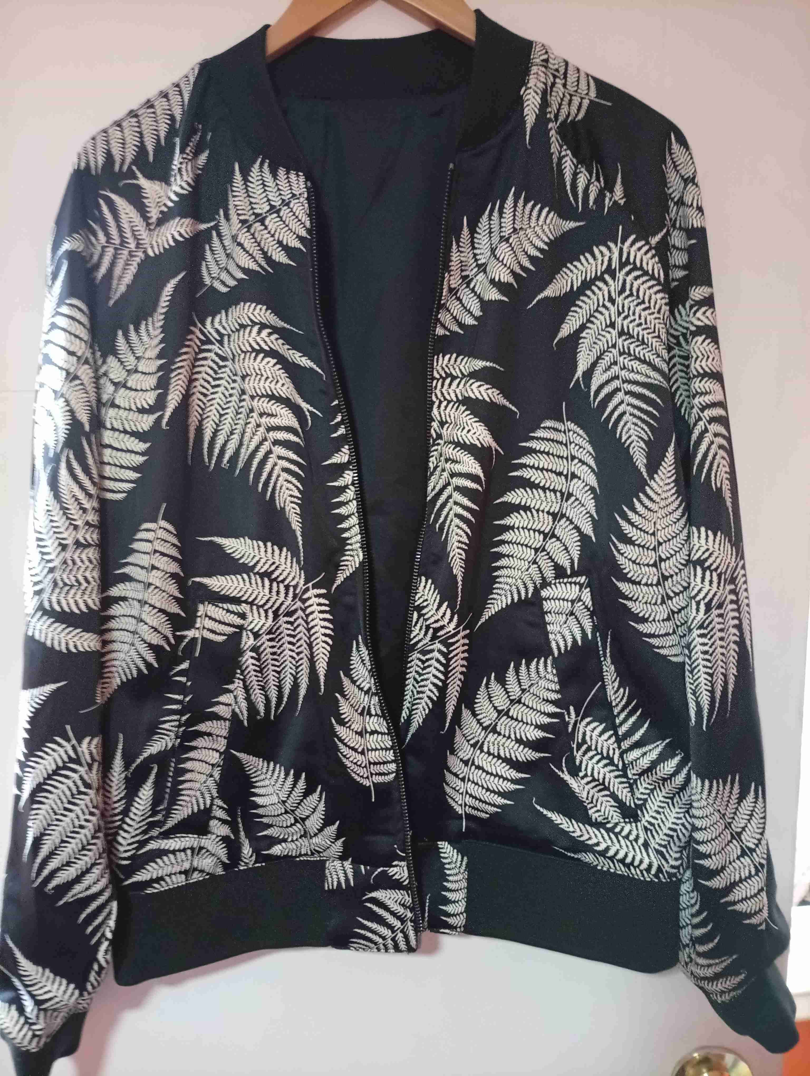 Chaqueta bomber negra con hojas - miniatura 2