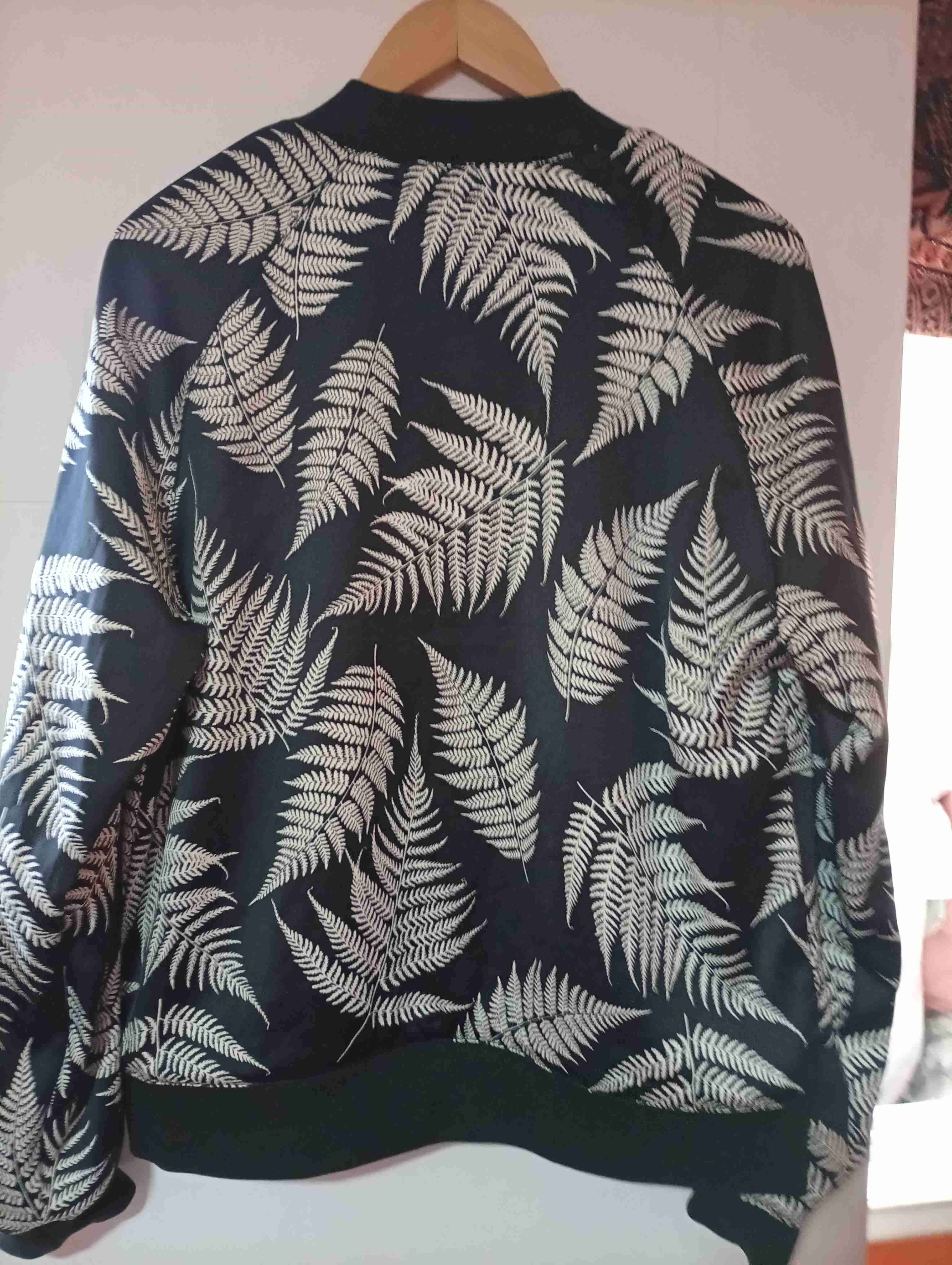 Chaqueta bomber negra con hojas - miniatura 3