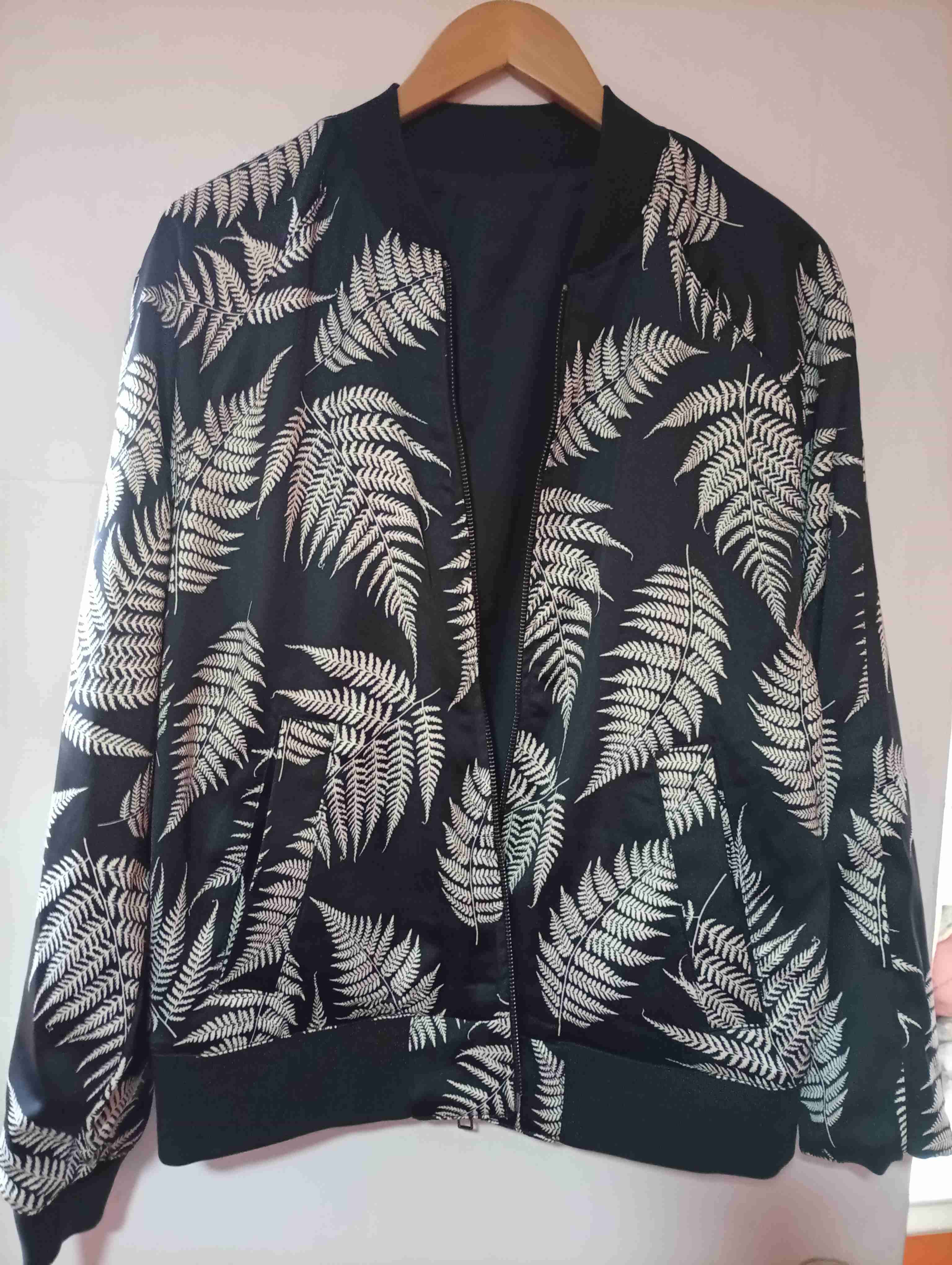 Chaqueta bomber negra con hojas - miniatura 4