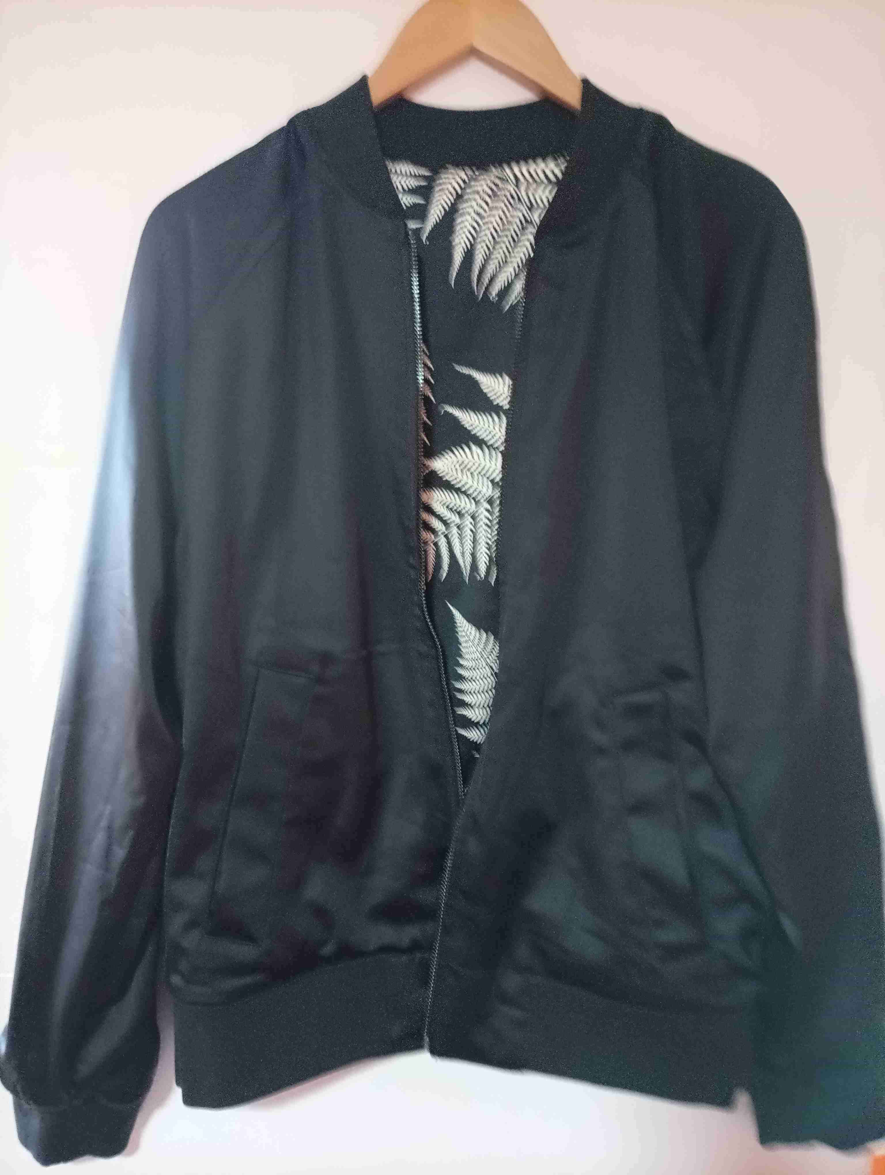 Chaqueta bomber negra con hojas - miniatura 5