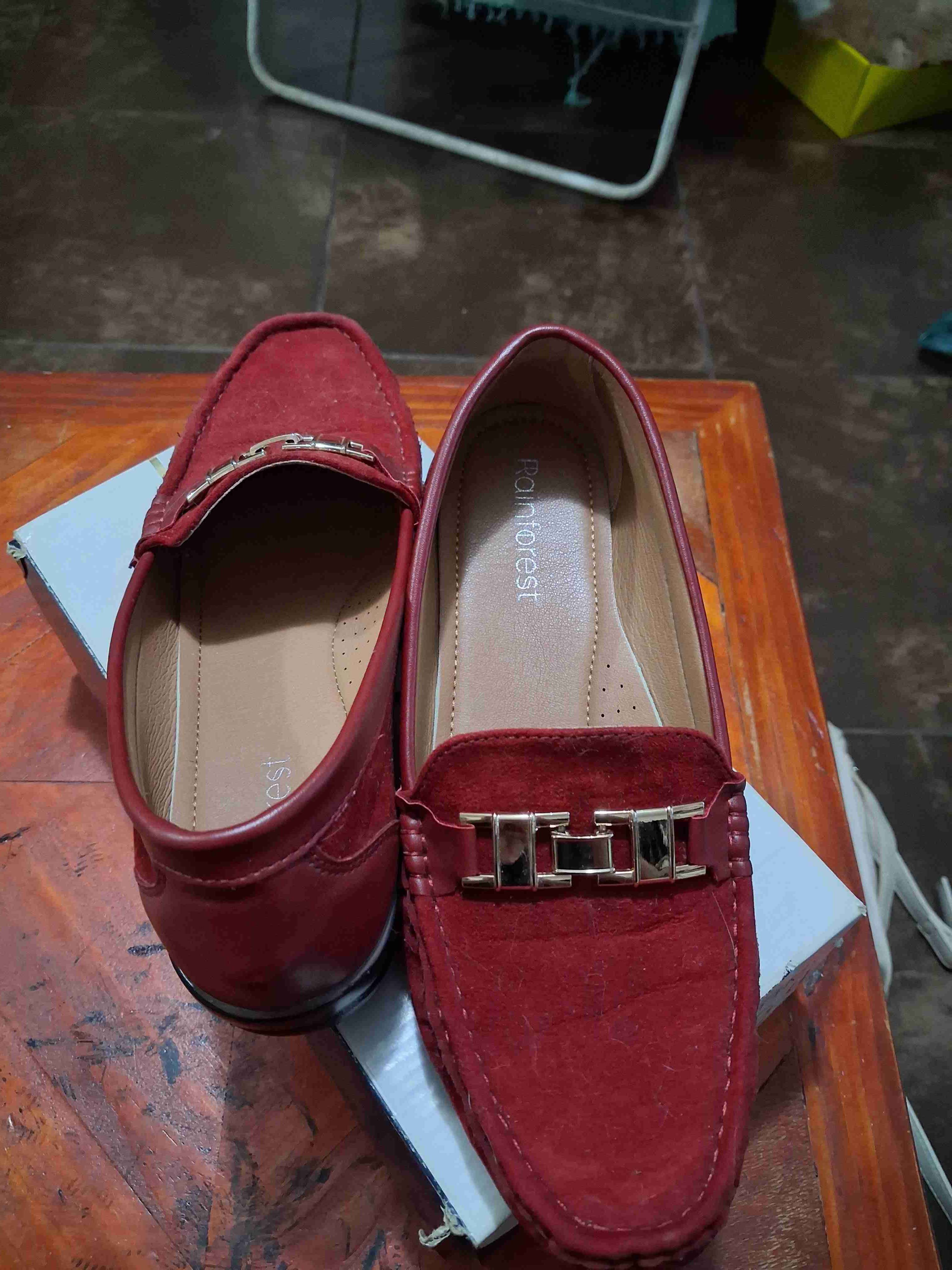 Mocasines rojos de cuero