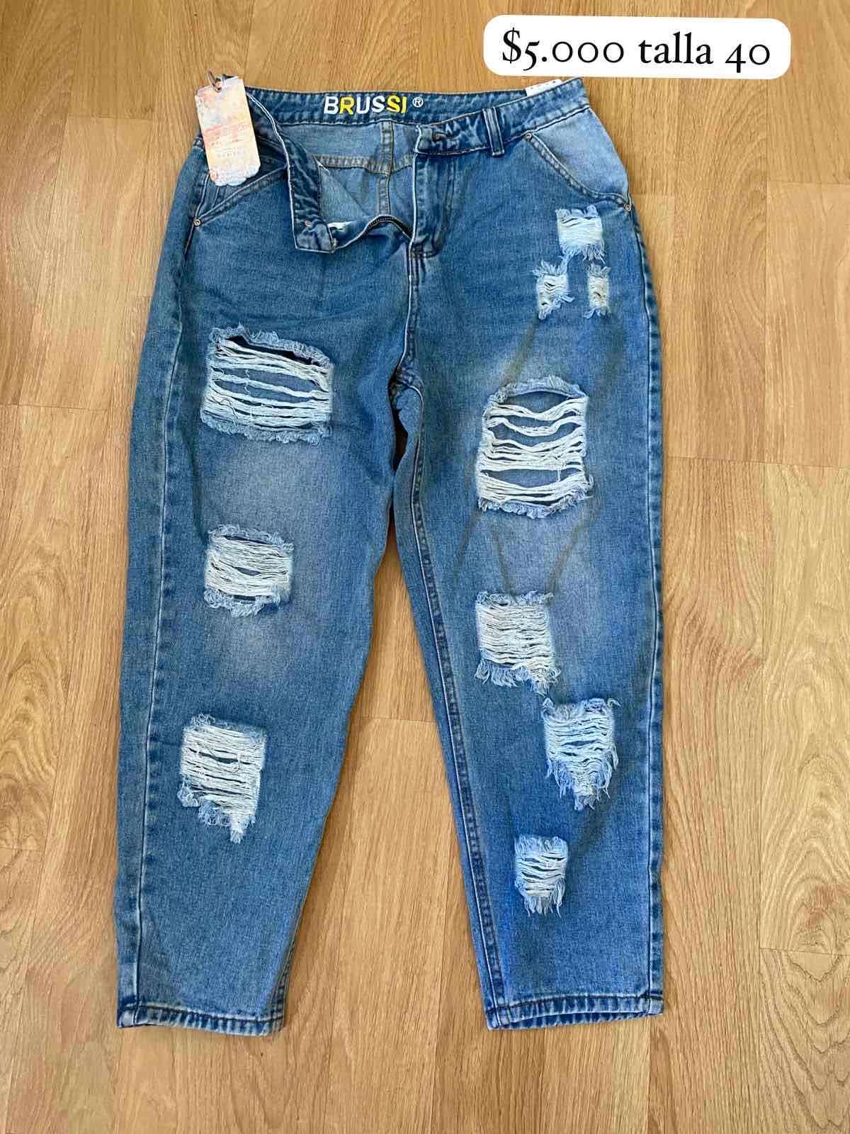 Jeans azul con rasgaduras