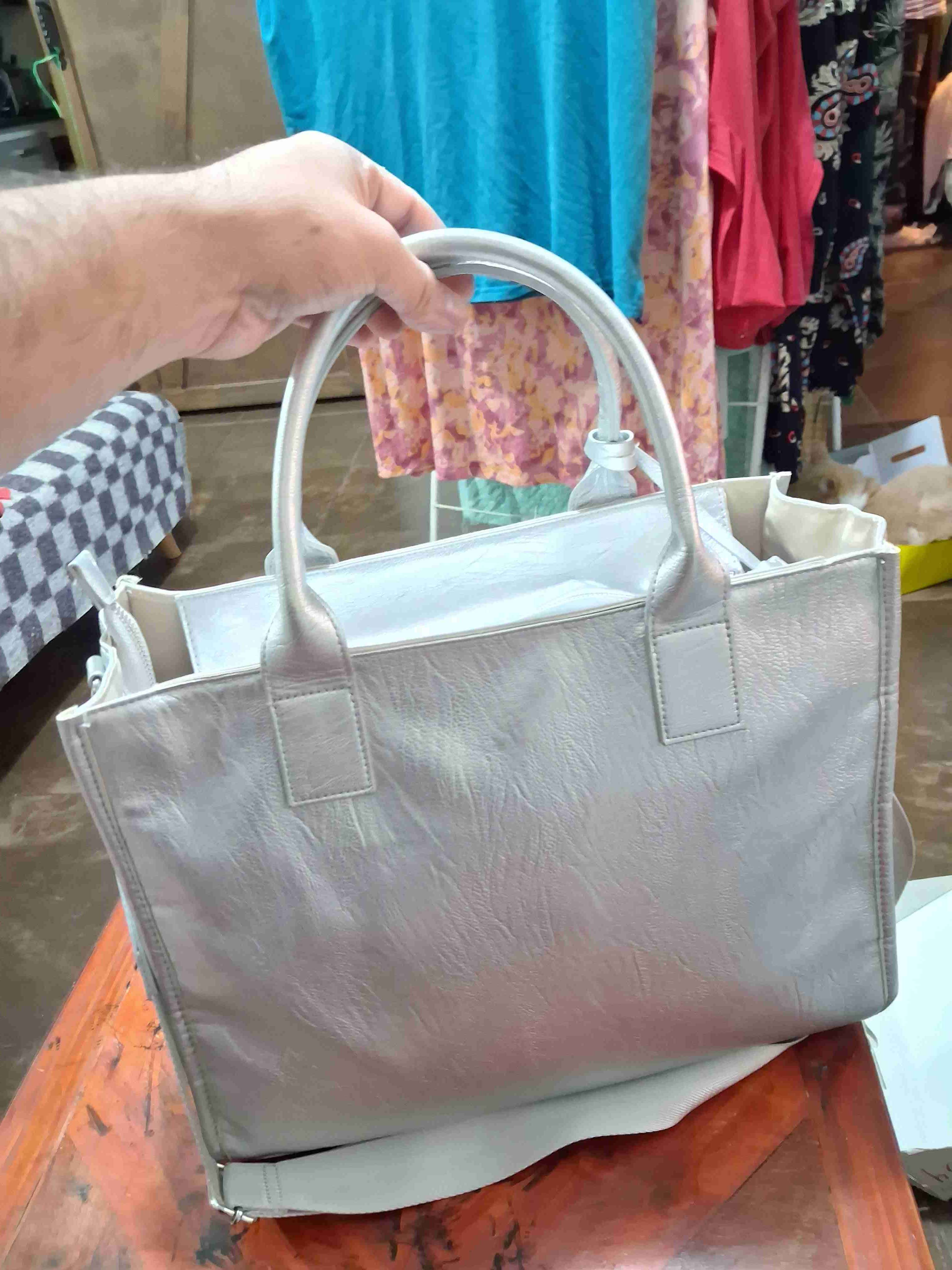 Cartera metálica plateada