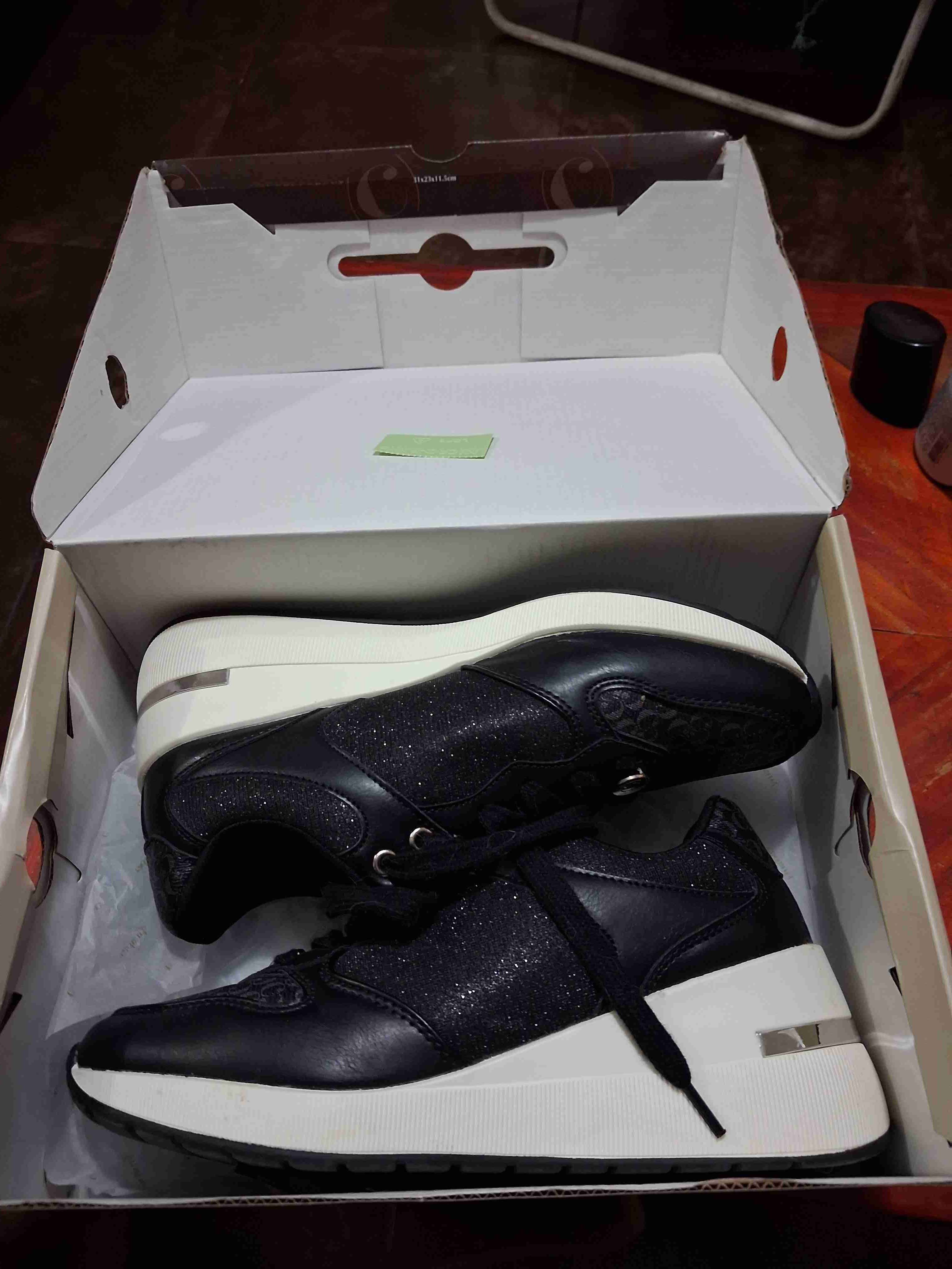 Zapatillas negras con brillo