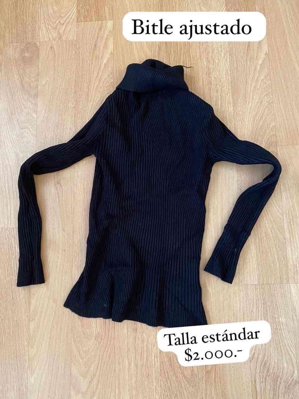 Suéter negro de manga larga