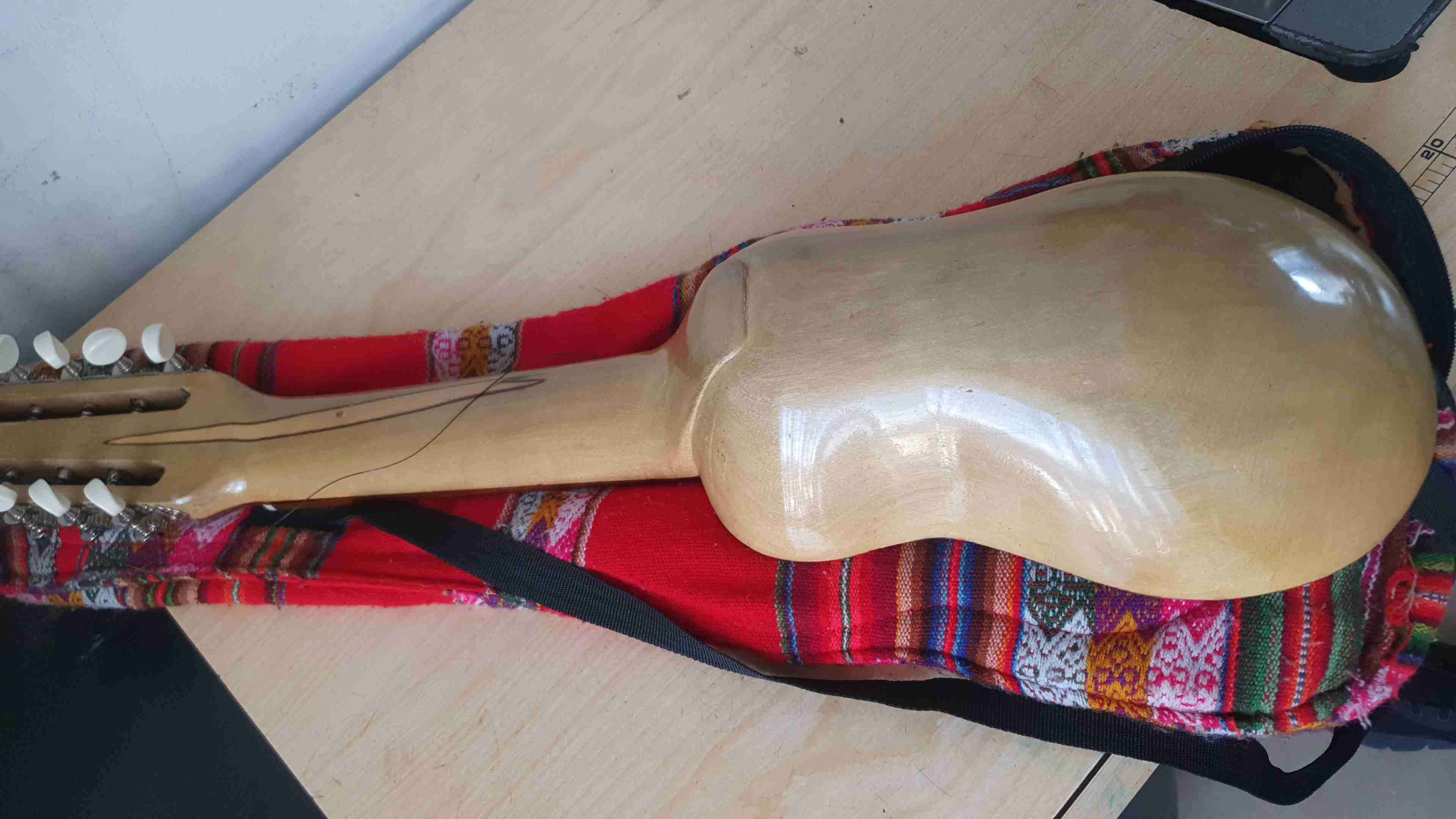 Charango artesanal de madera - miniatura 2