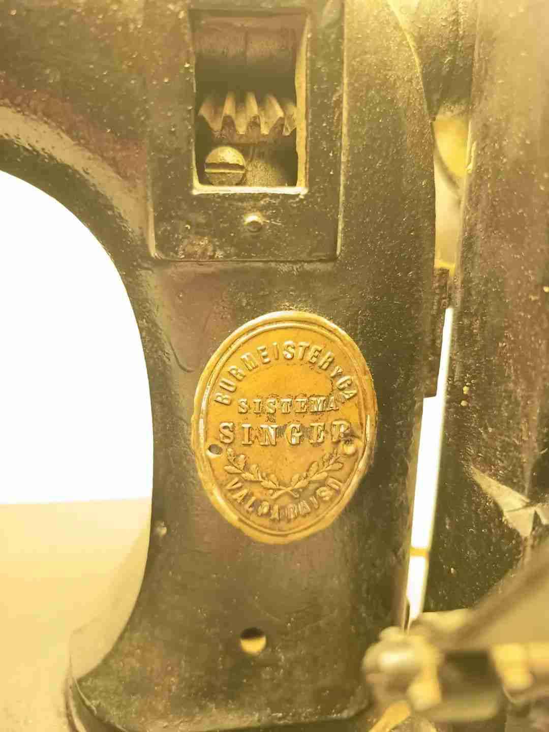 Lámpara con base de máquina de coser. - miniatura 2