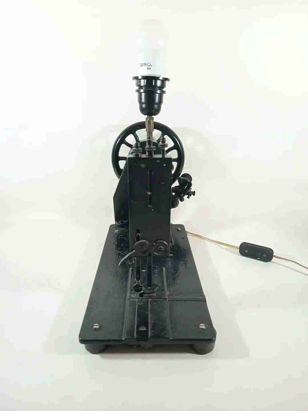 Lámpara con base de máquina de coser. - miniatura 3