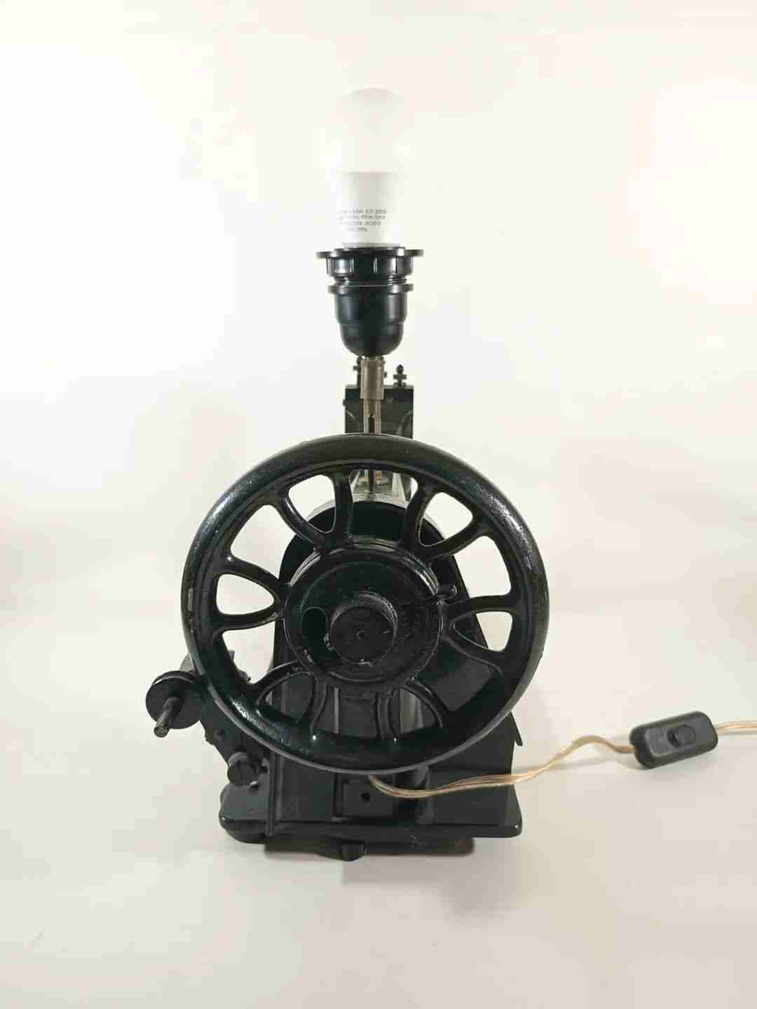 Lámpara con base de máquina de coser. - miniatura 4