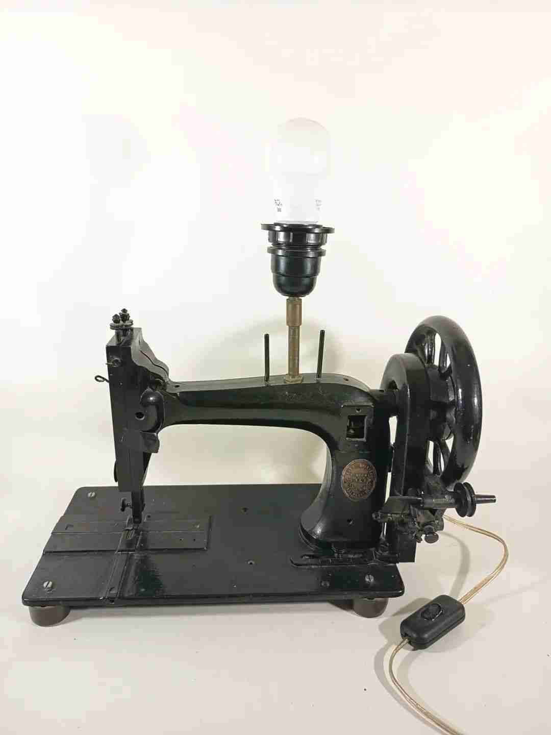 Lámpara con base de máquina de coser. - miniatura 5