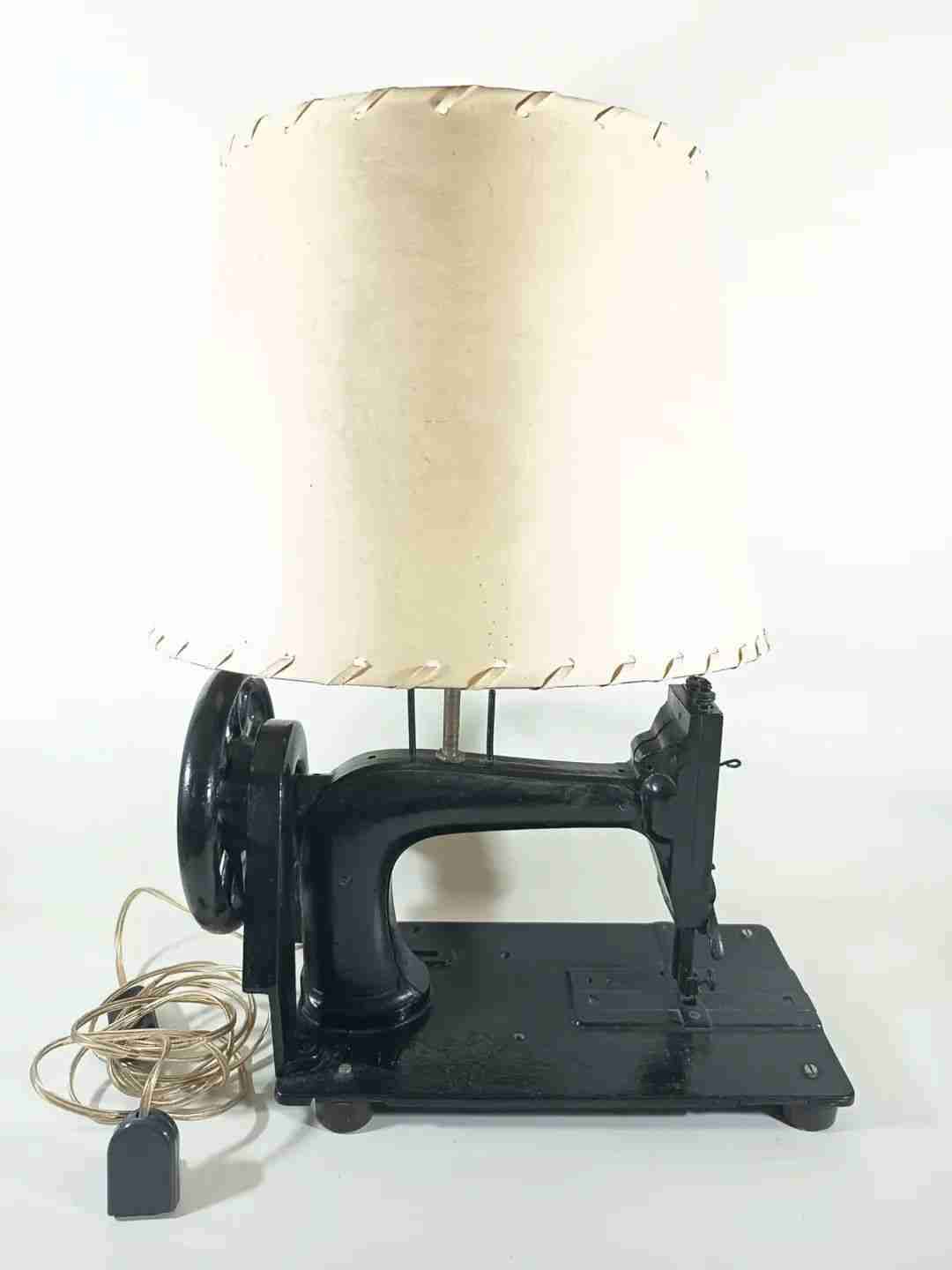 Lámpara con base de máquina de coser. - miniatura 6