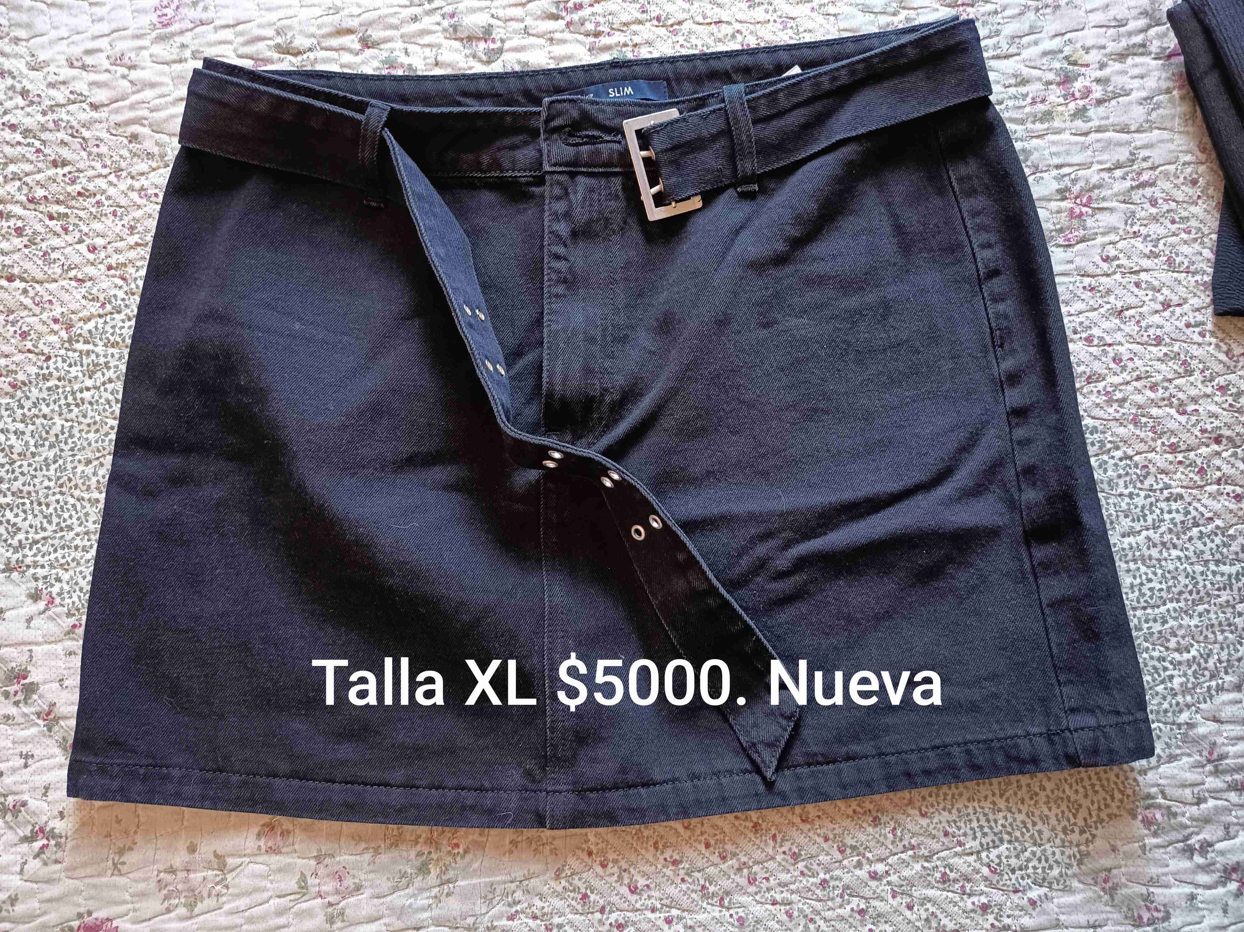 Falda negra con cinturón