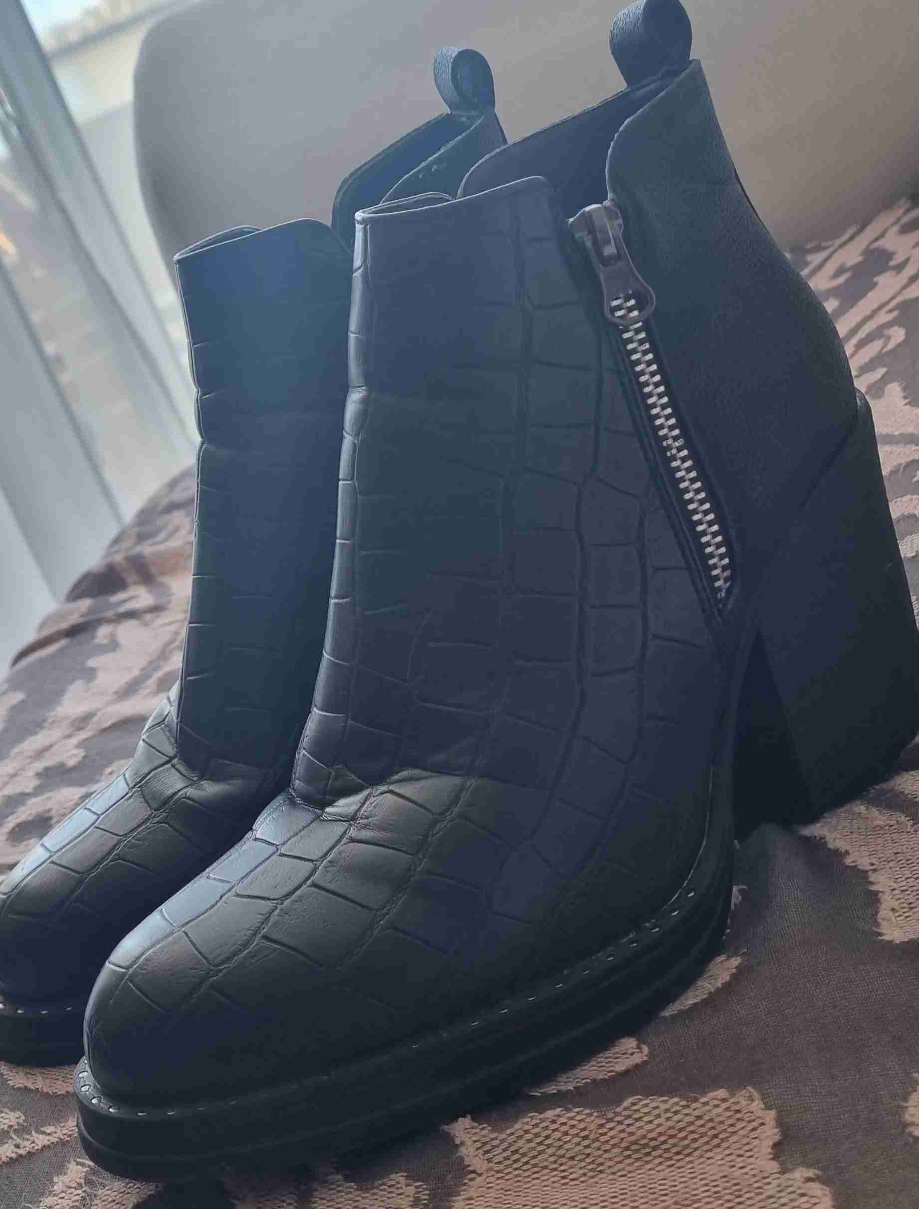 Botines de cuero negros con cierre