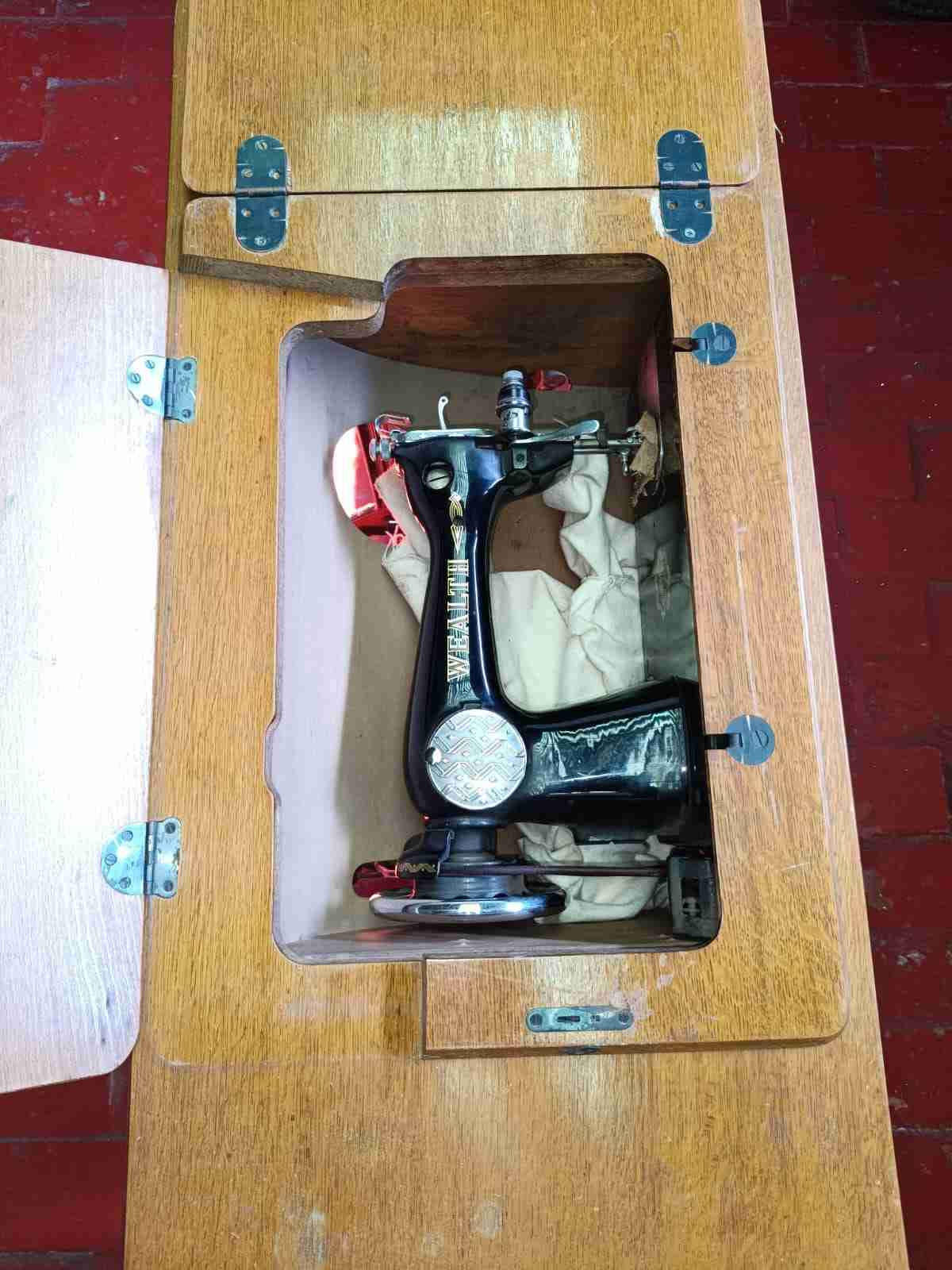 Máquina de coser antigua Wealtf - miniatura 2