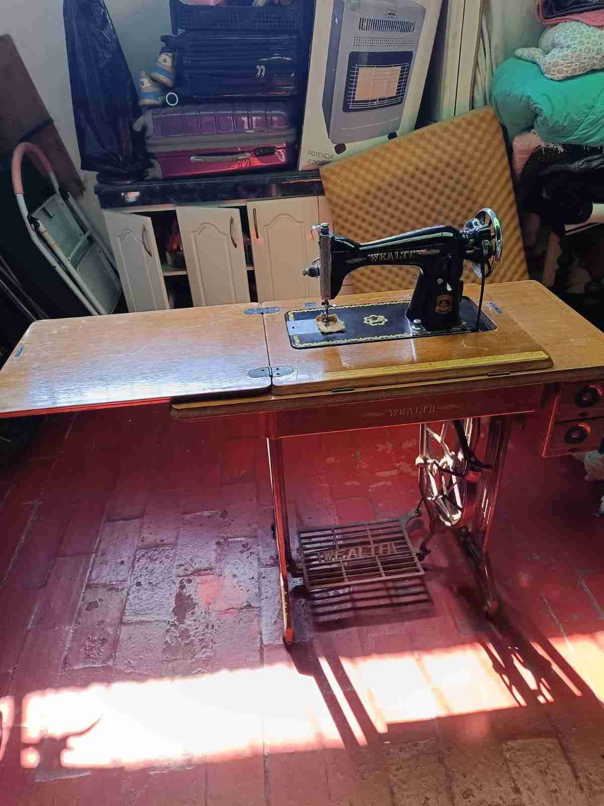 Máquina de coser antigua Wealtf - miniatura 3