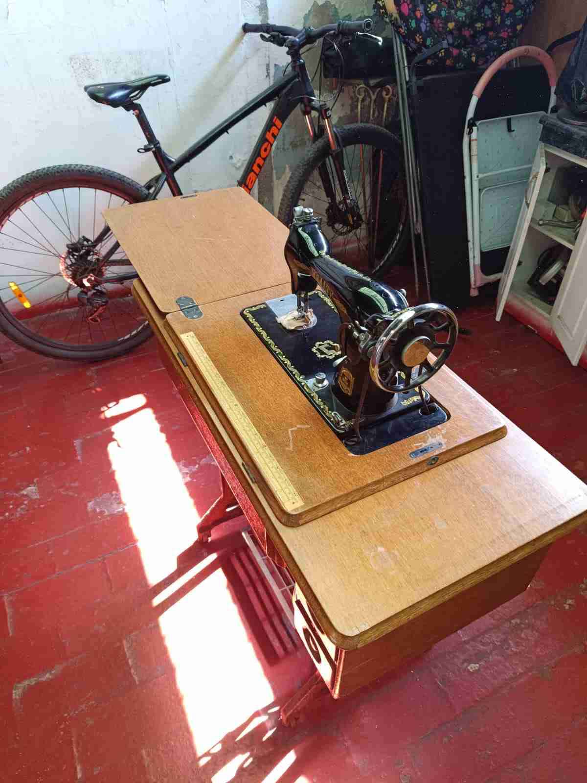 Máquina de coser antigua Wealtf - miniatura 4