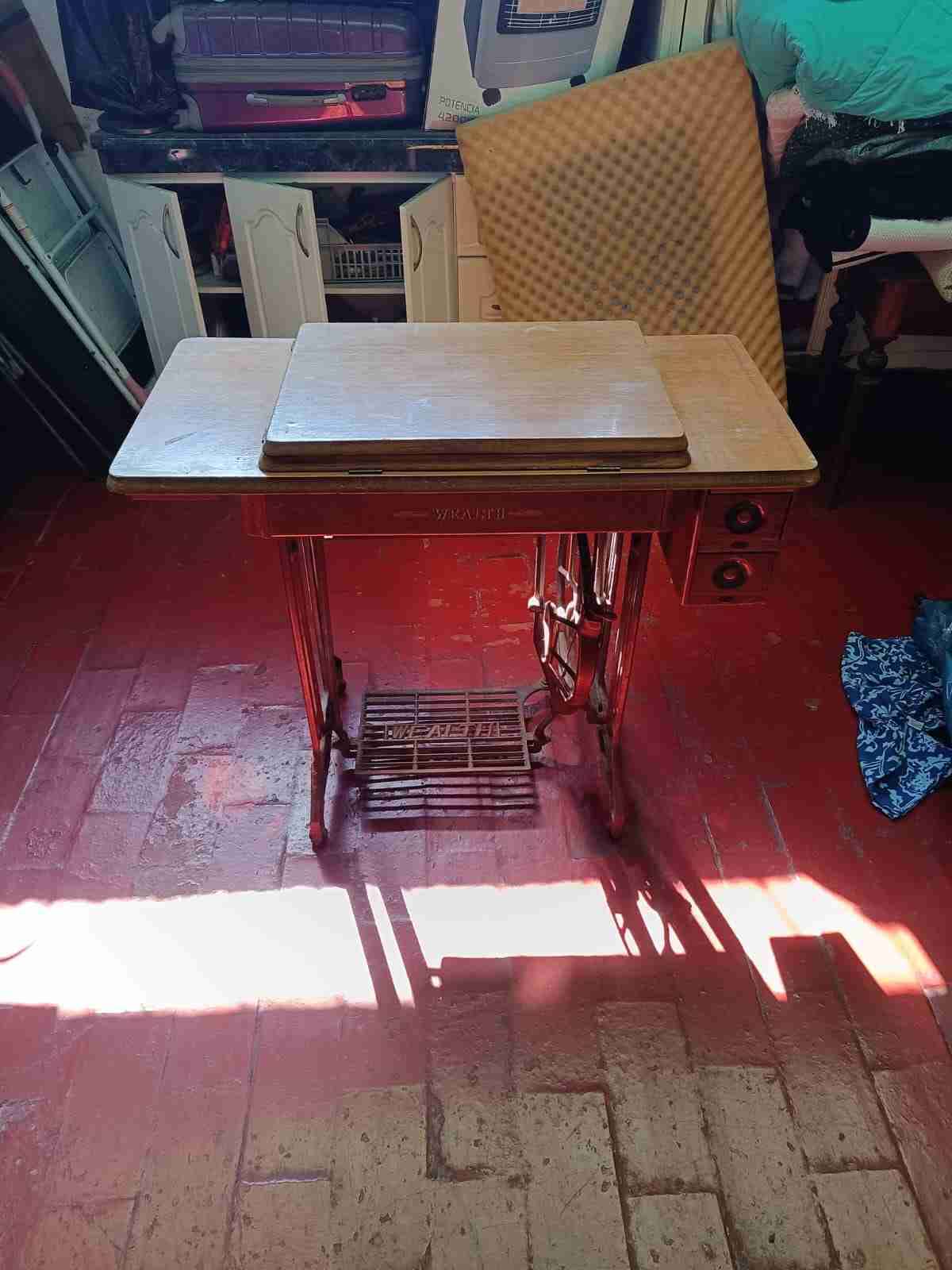 Máquina de coser antigua Wealtf - miniatura 6