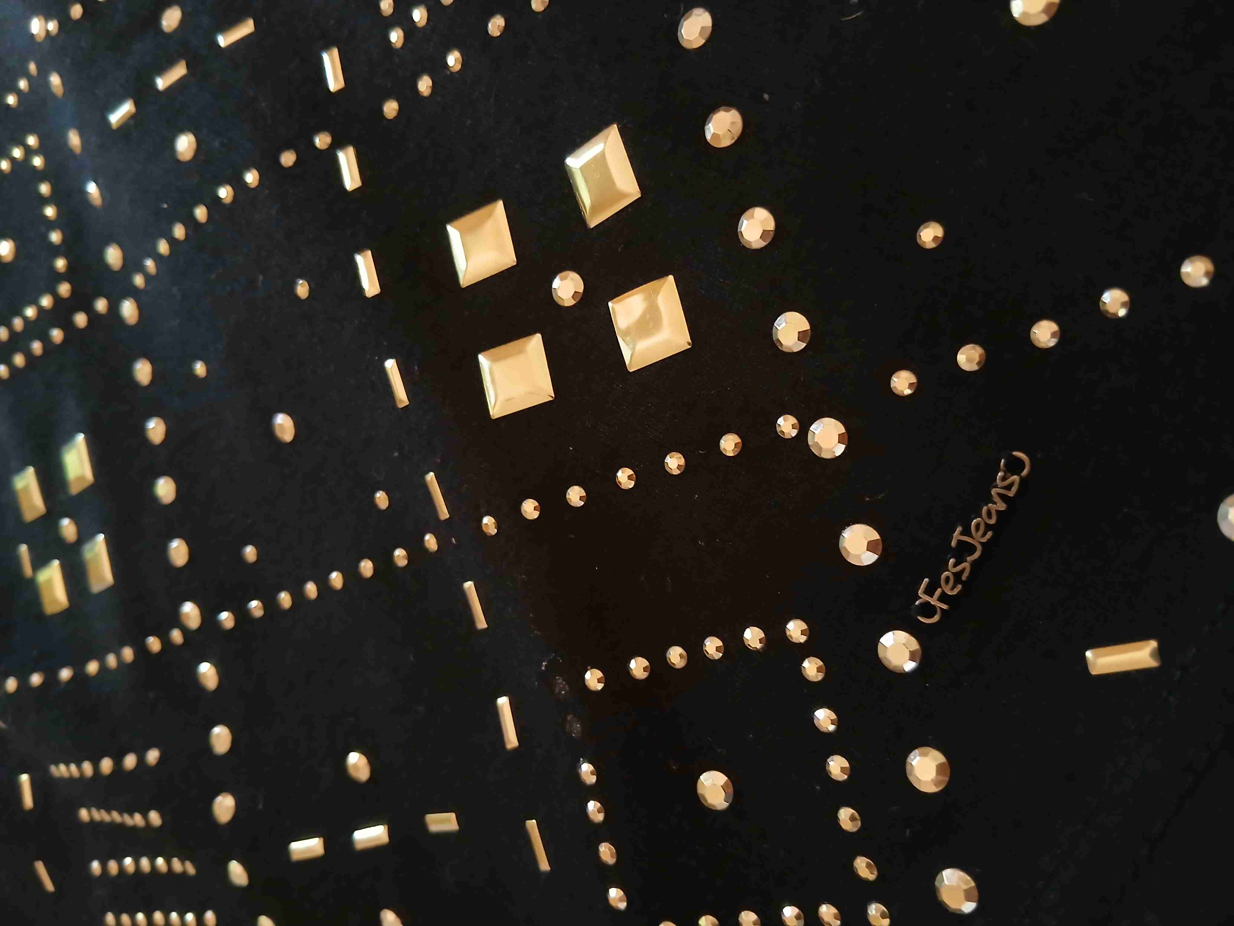 Falda negra con tachuelas doradas - miniatura 2