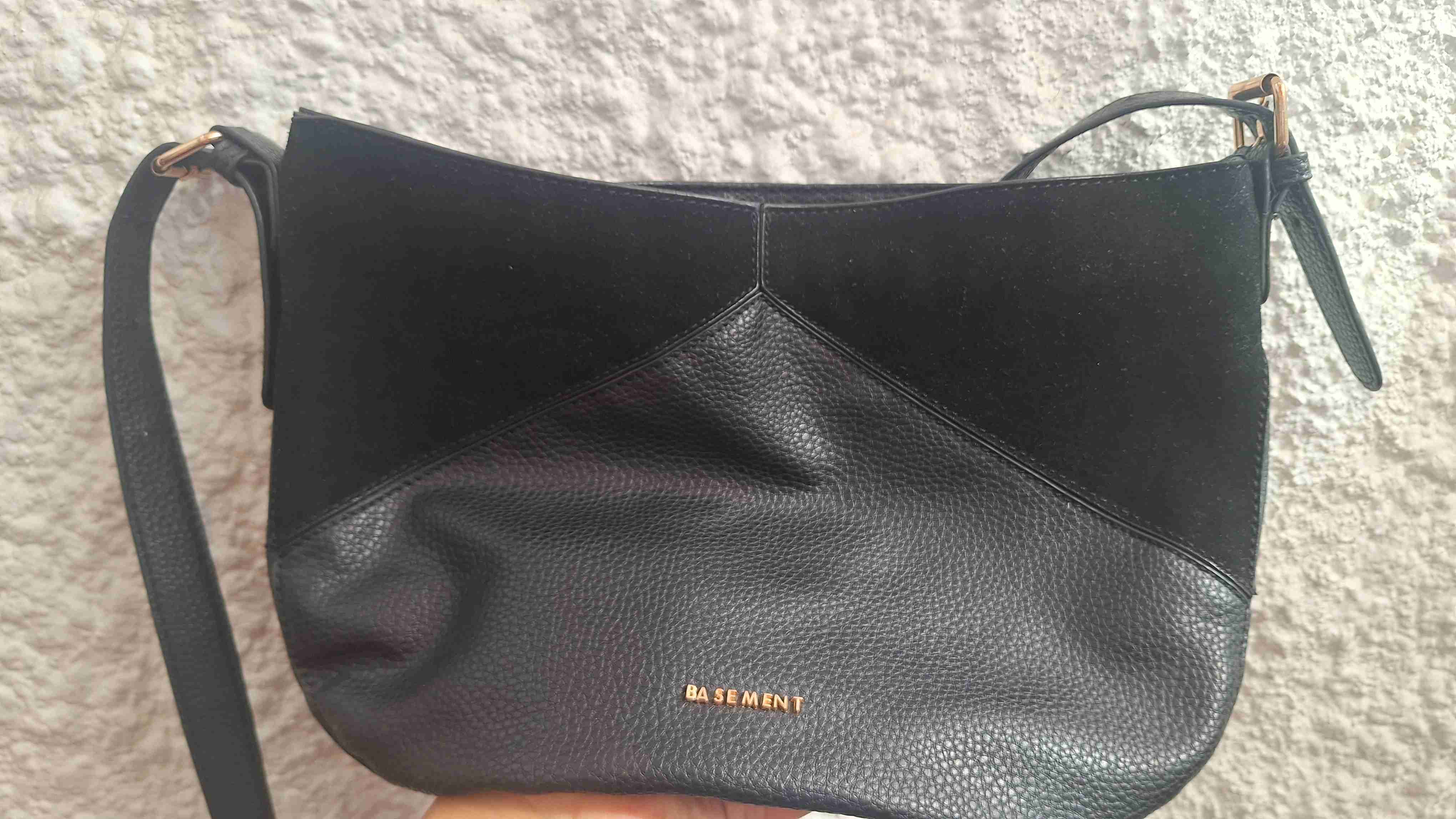 Cartera negra Basement