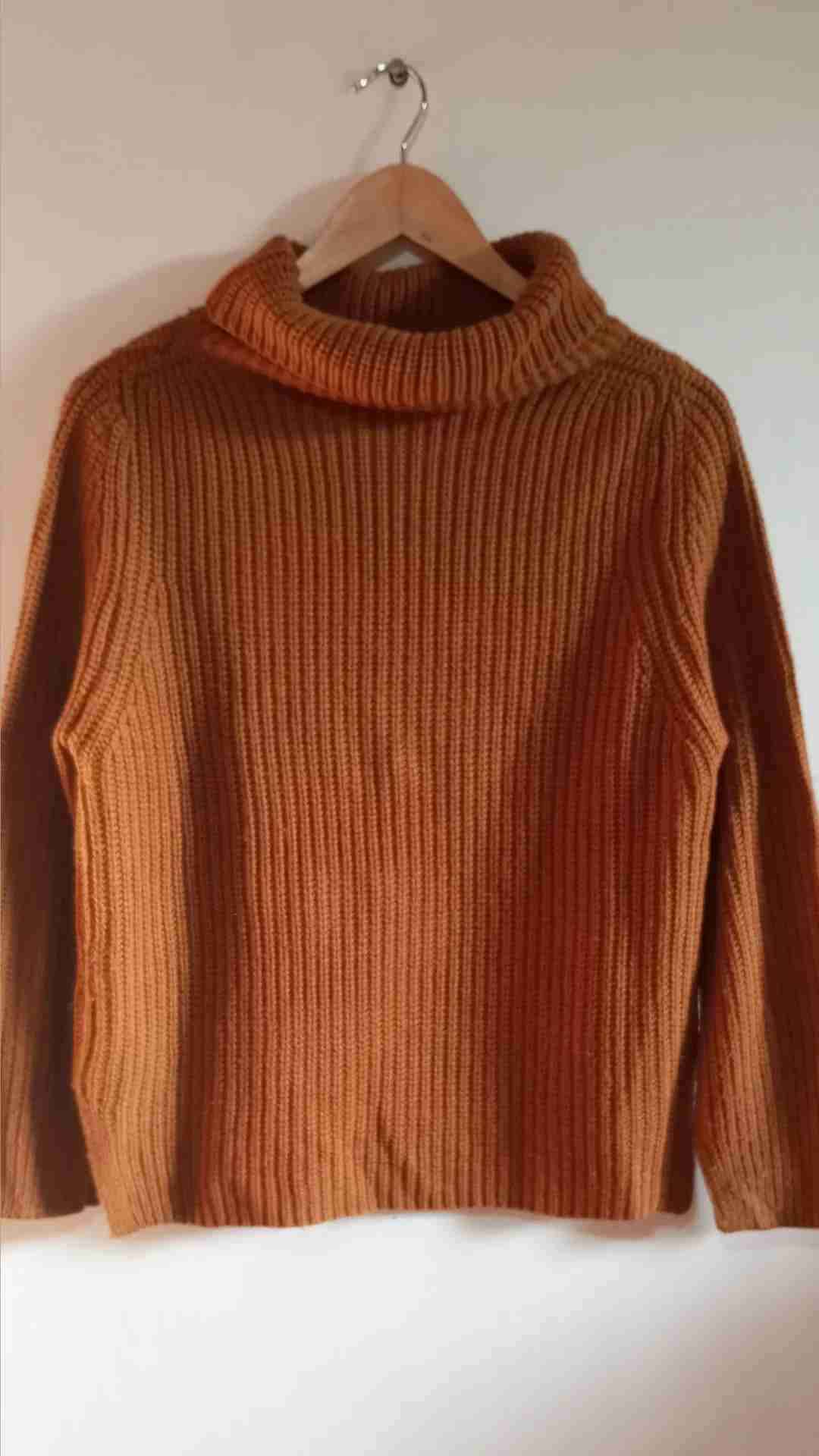 Suéter café cuello alto