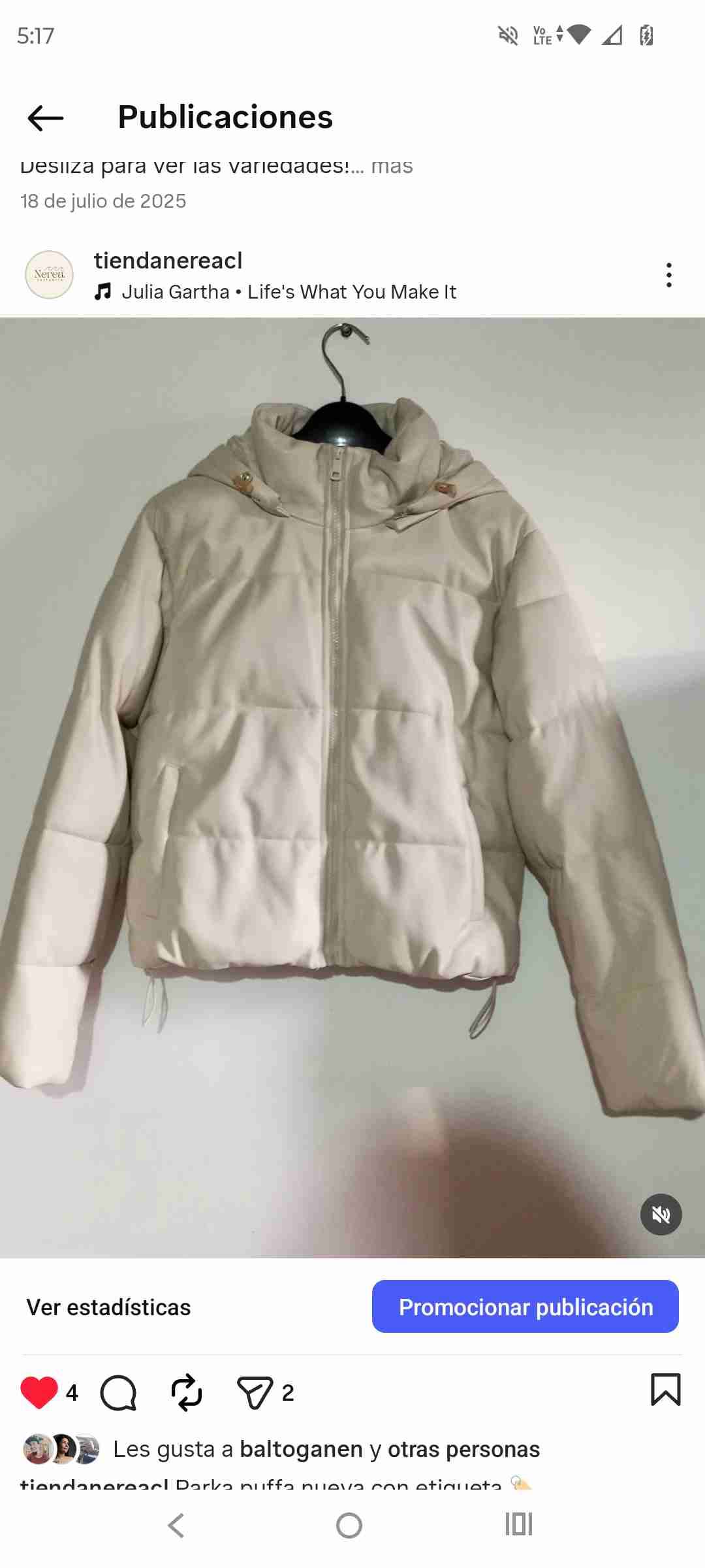 Parka beige con capucha